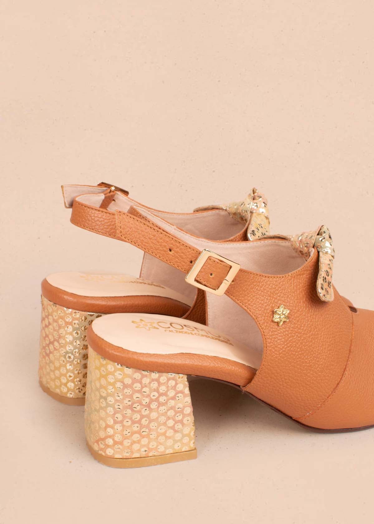 Sandalias altas en cuero color miel con moño 105157