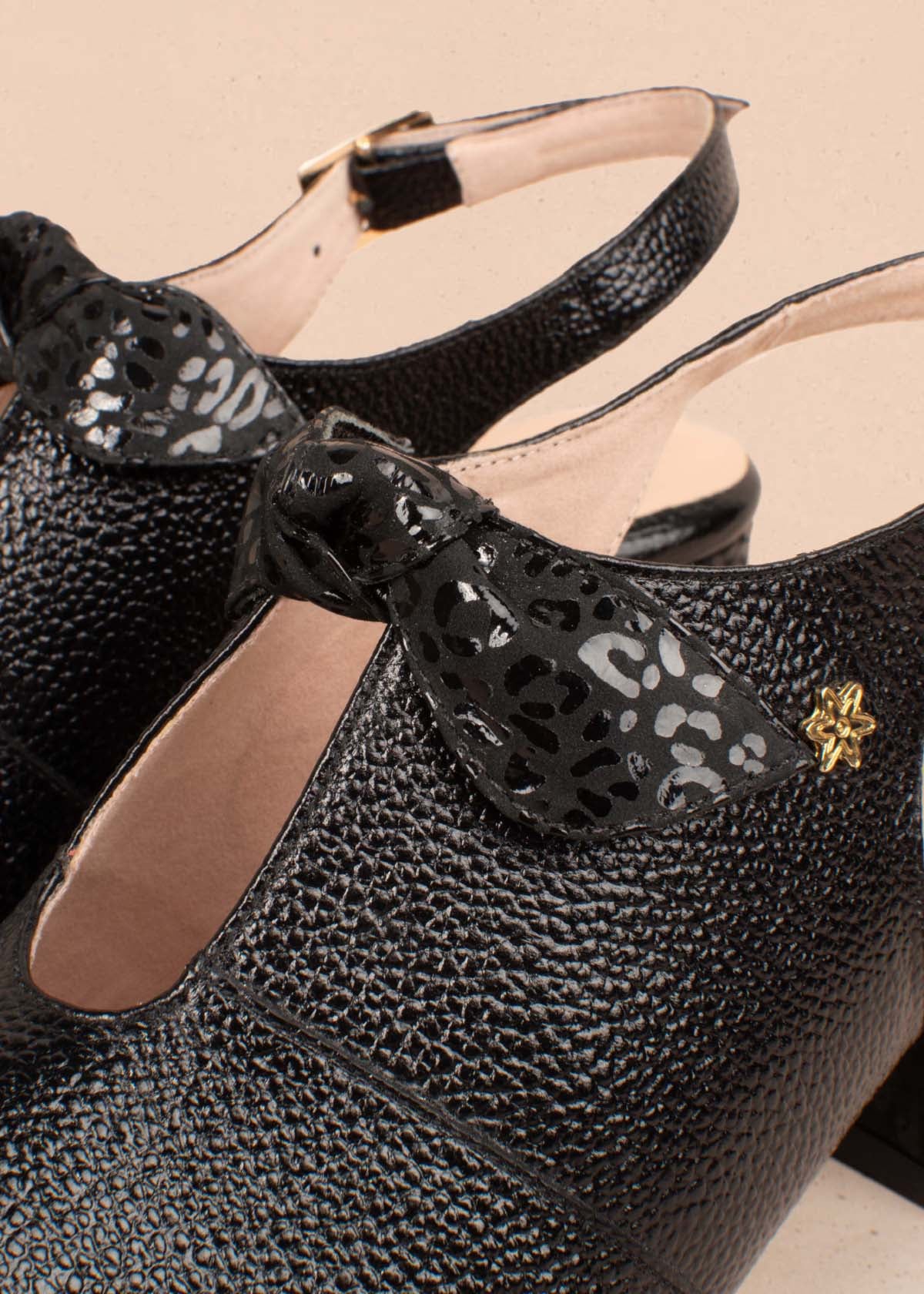 Sandalias altas en cuero color negro con moño 105157