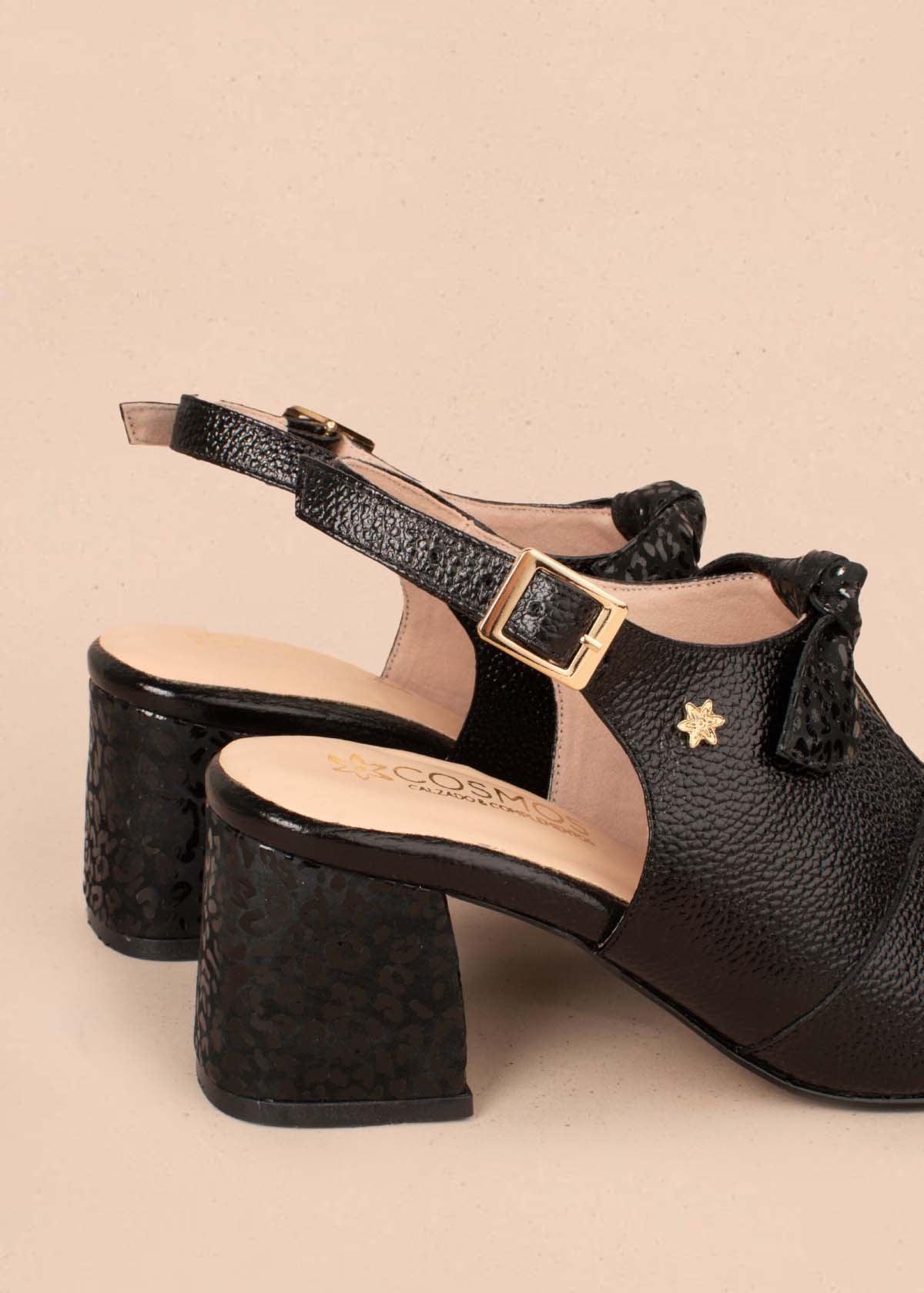 Sandalias altas en cuero color negro con moño 105157