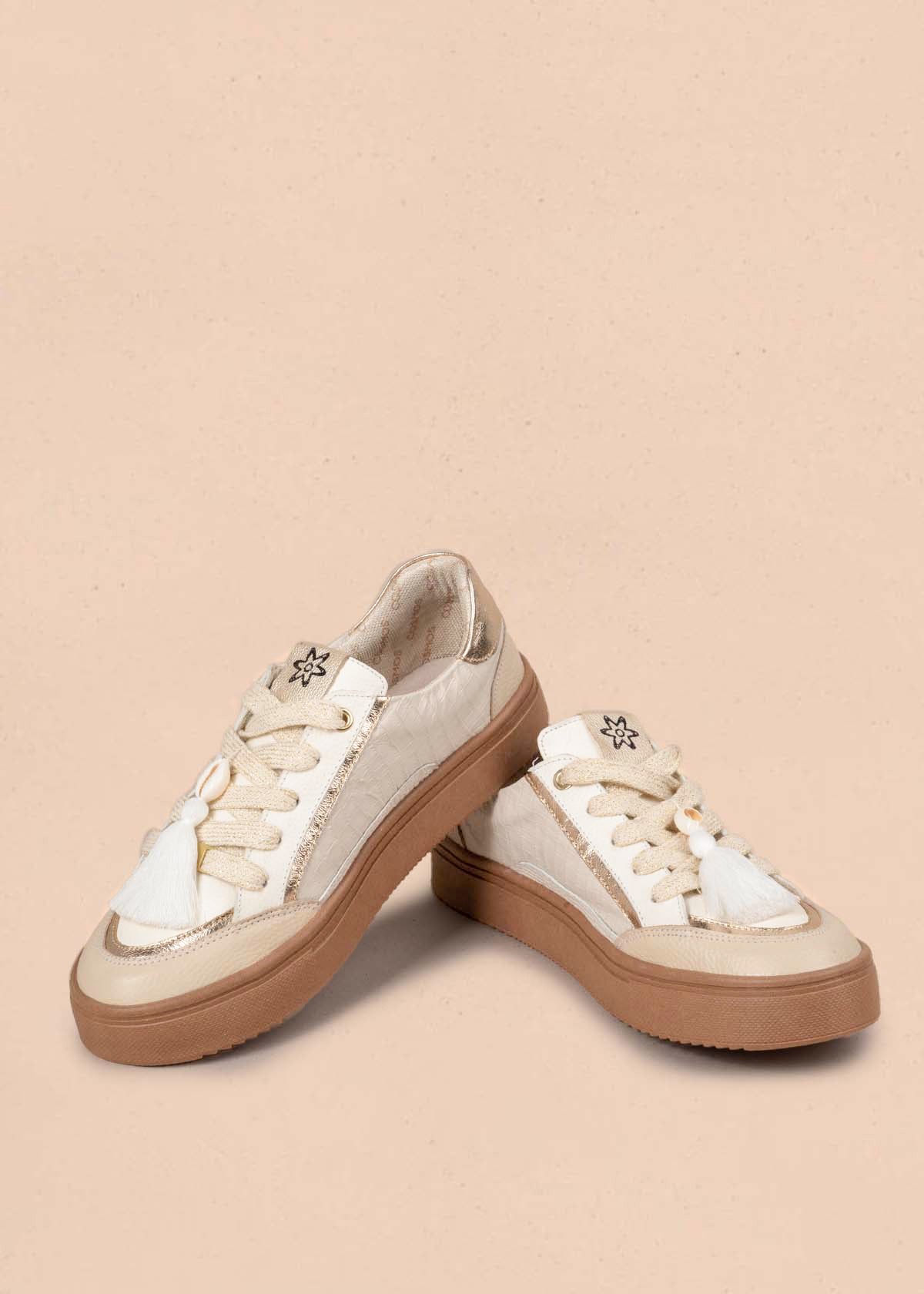 Tenis casuales en cuero color beige con borla de hilo 105170