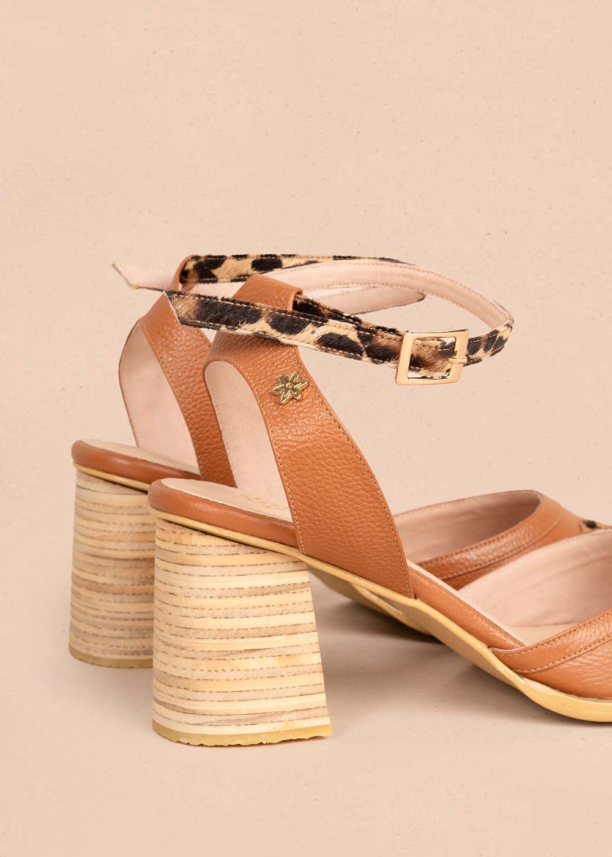 Tacones trabillas en cuero color miel y cuero con pelo animal print 105174