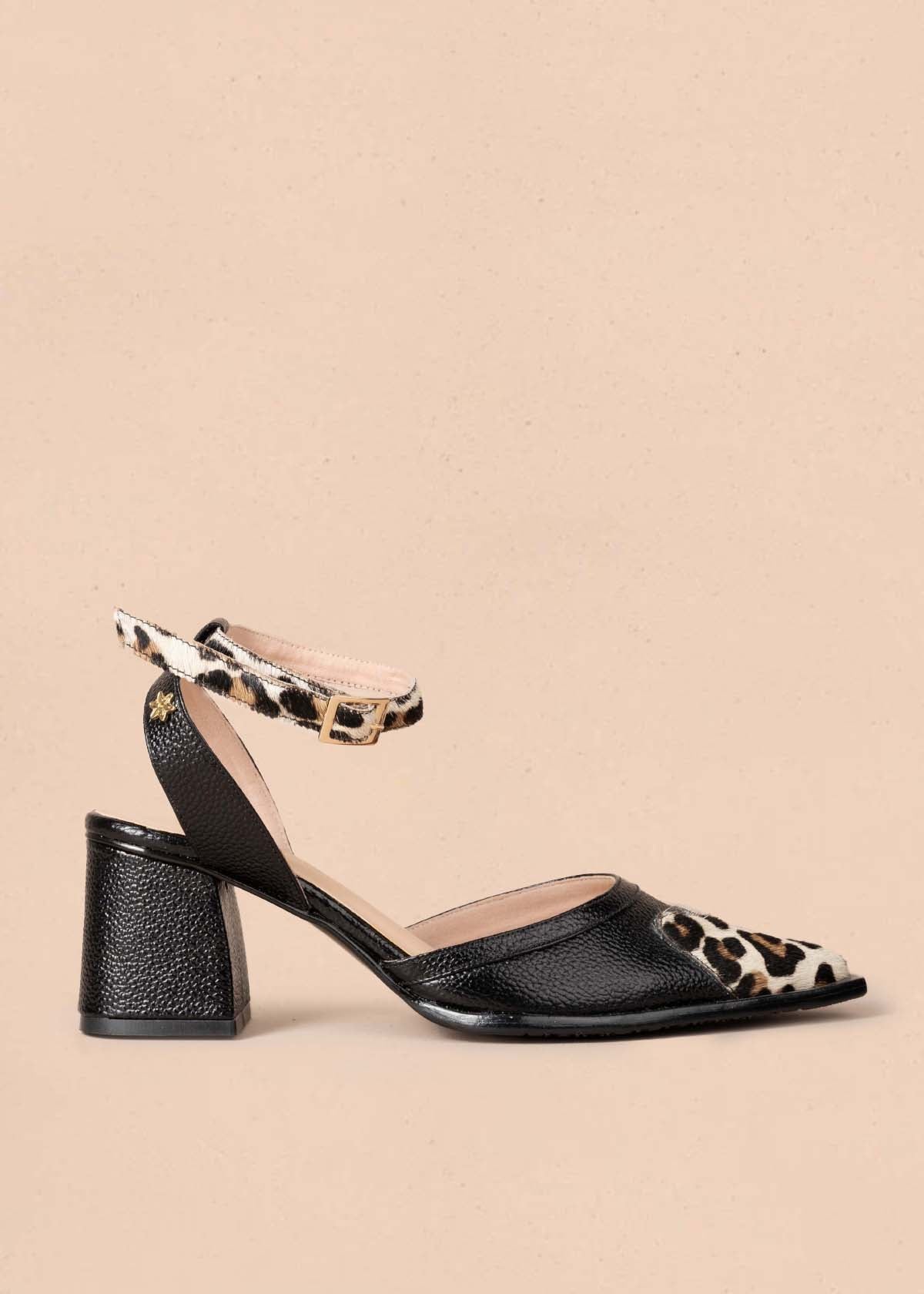 Tacones trabillas en cuero color negro y cuero con pelo animal print 105174