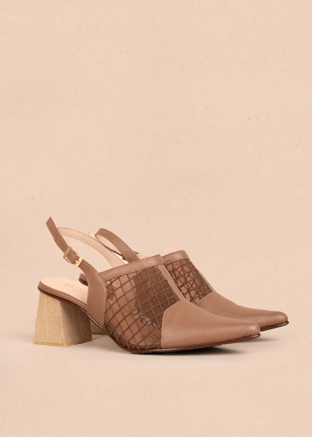 Tacones trabilla en cuero color café con transparencia 105177
