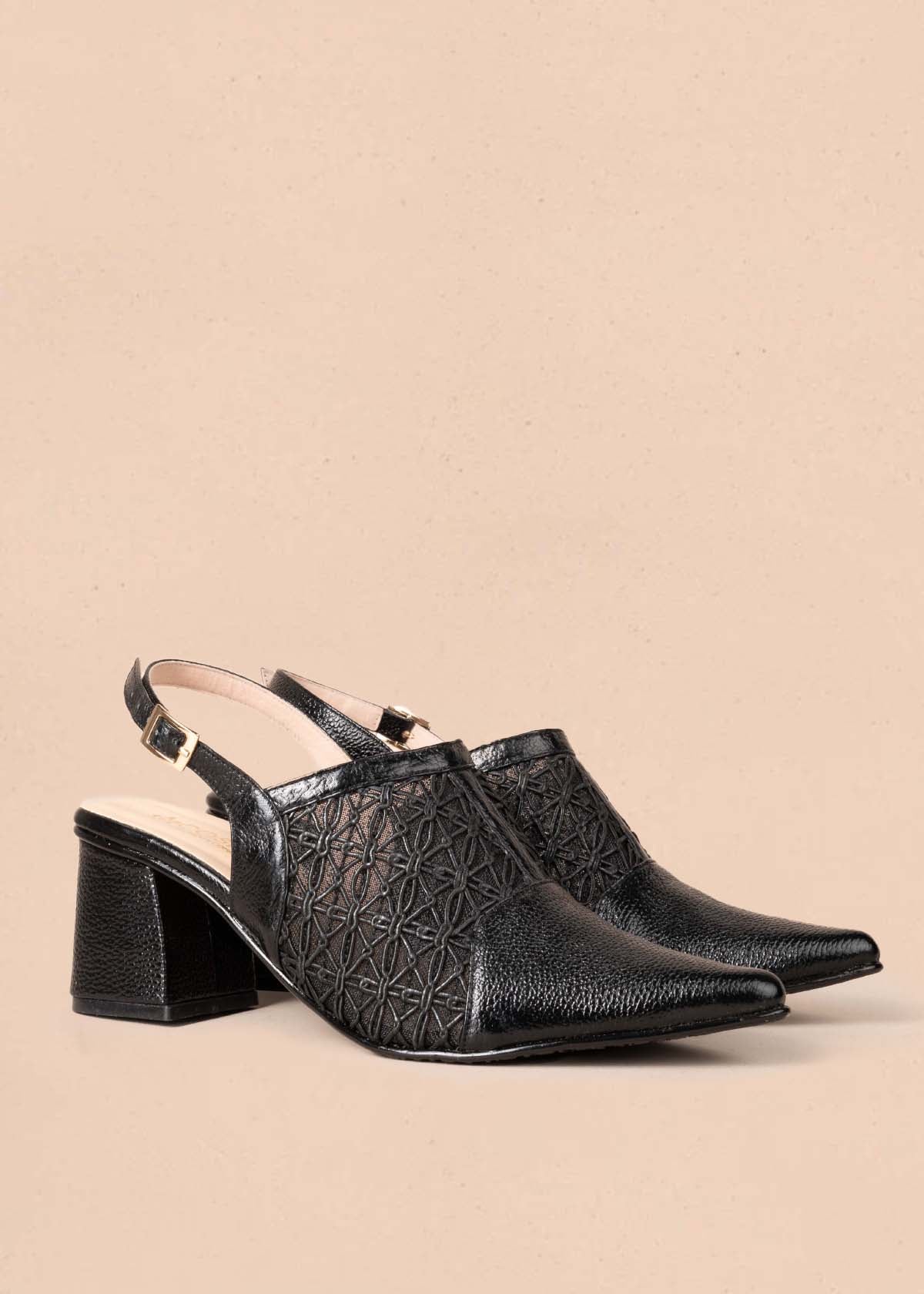 Tacones trabilla en cuero color negro con transparencia 105177