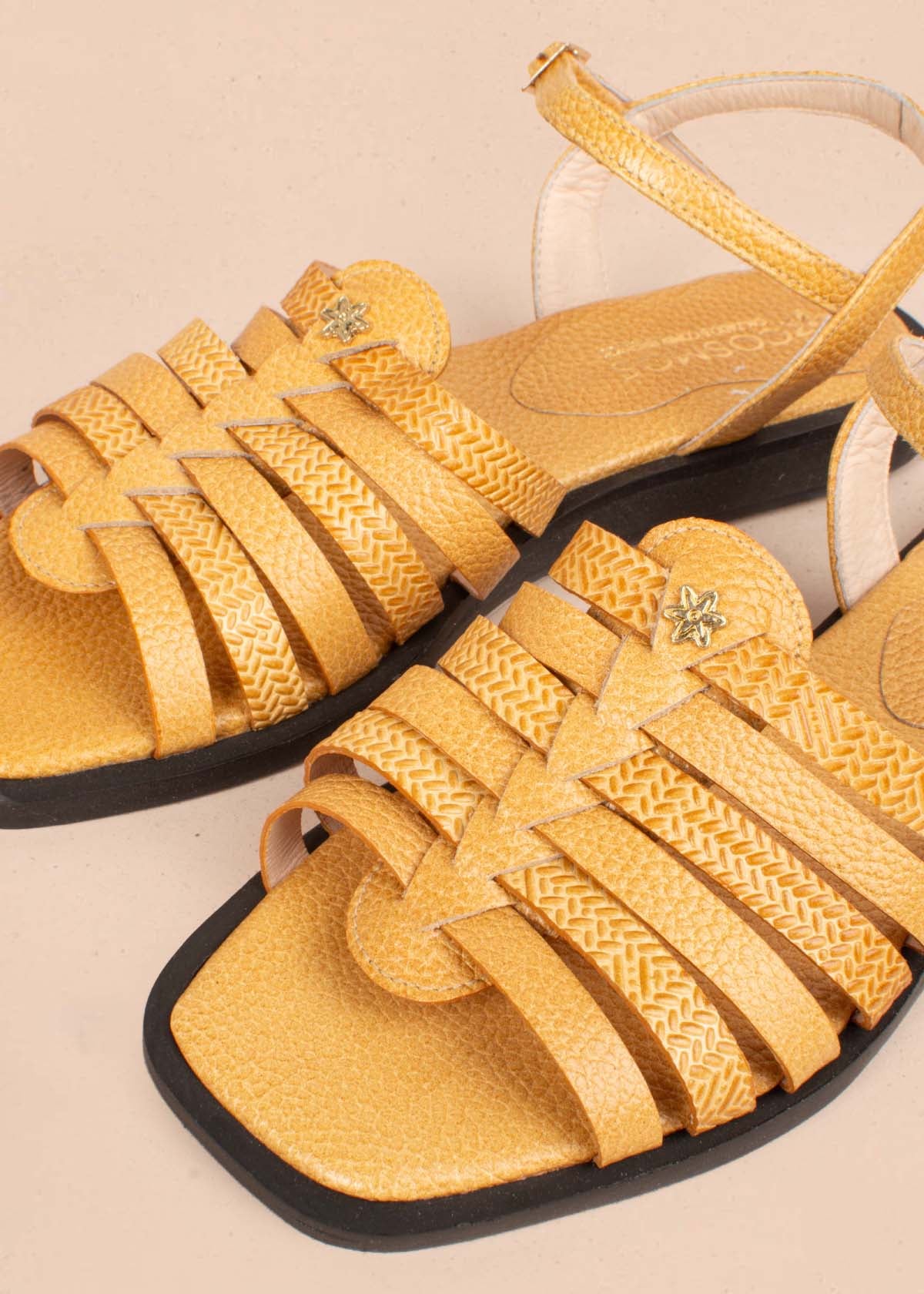 Sandalias planas en cuero color mostaza 105182