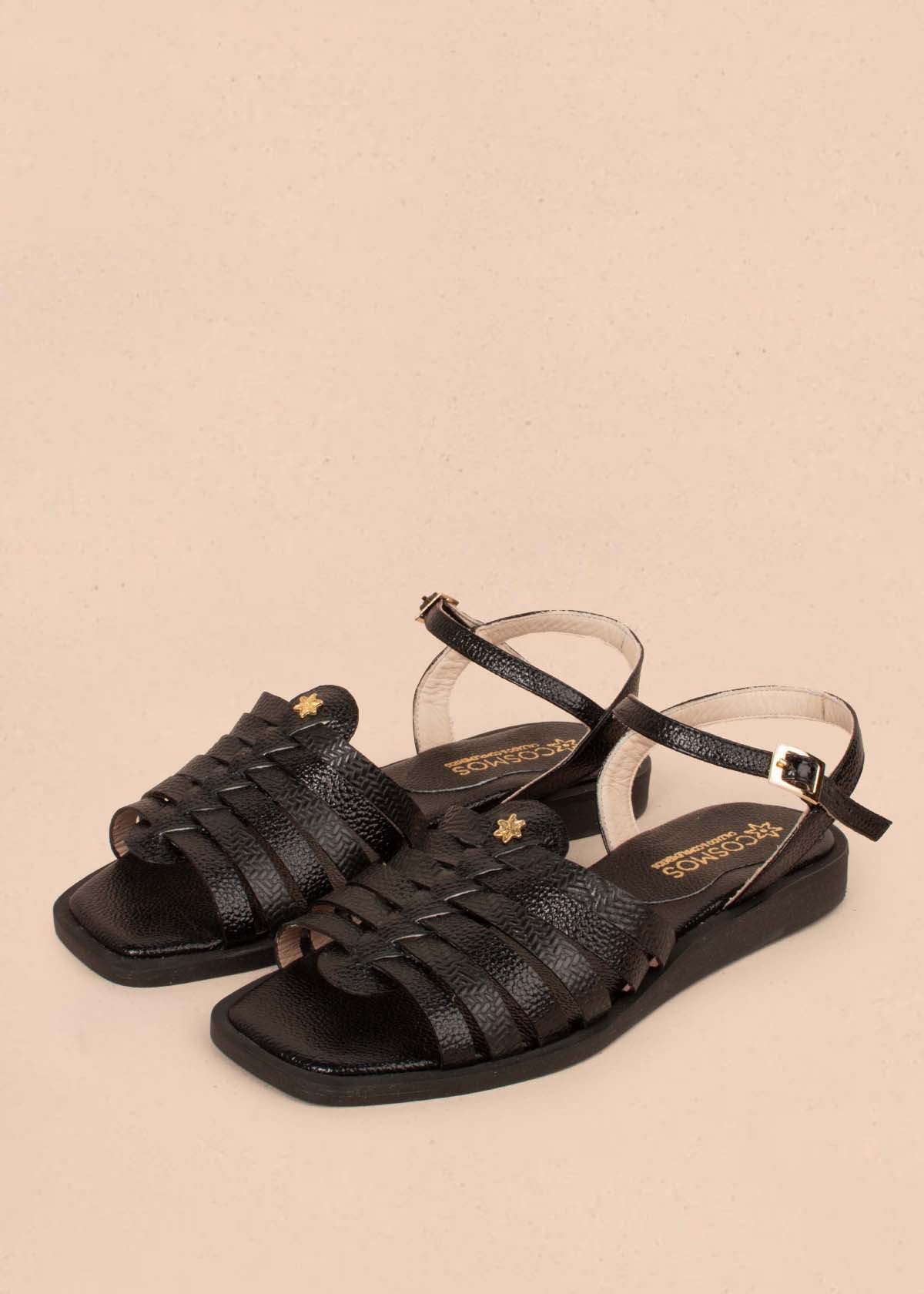 Sandalias planas en cuero color negro 105182