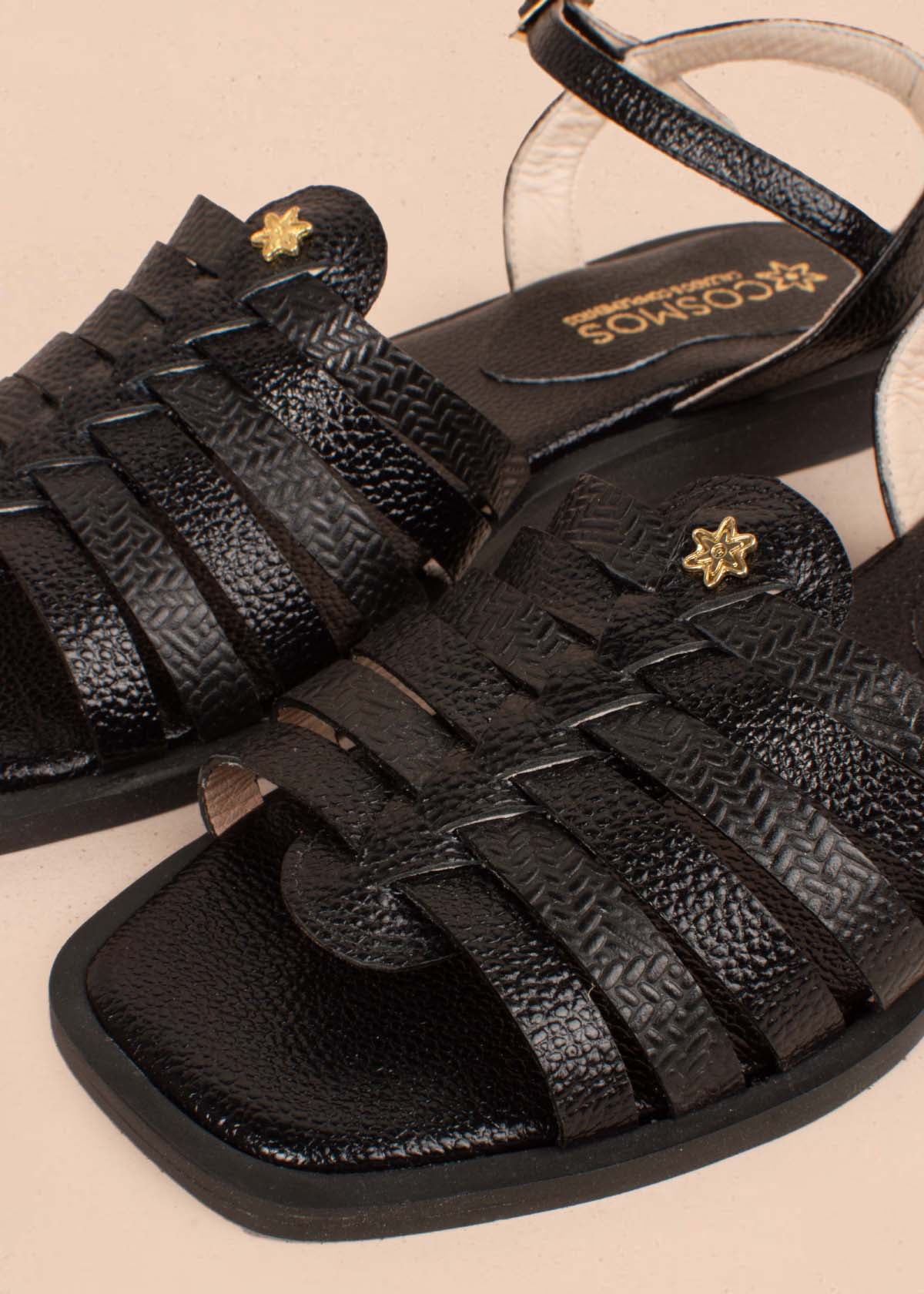 Sandalias planas en cuero color negro 105182