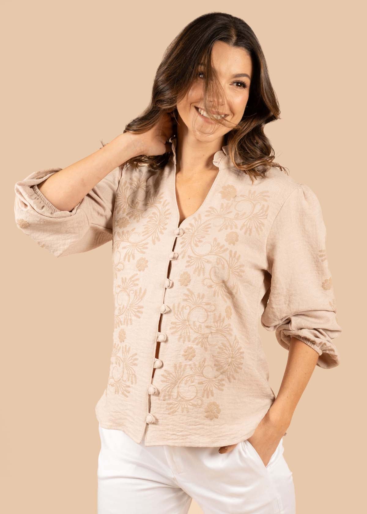Blusa color camel con estampado floral 105189
