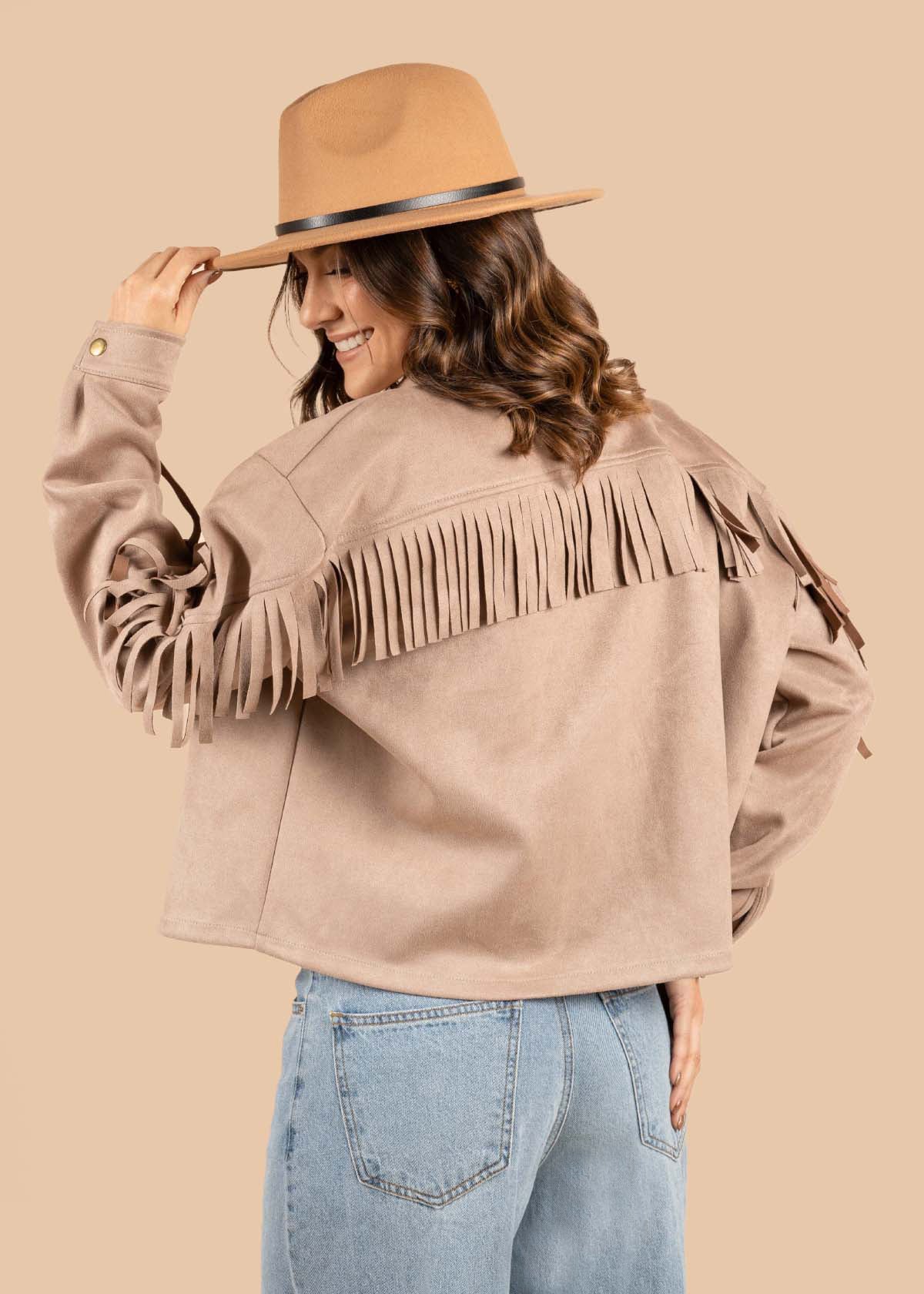 Chaqueta color camel con flecos 105191