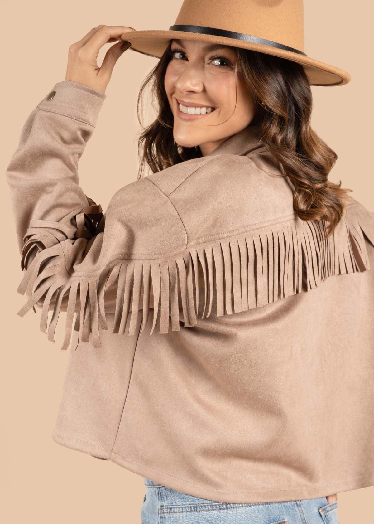 Chaqueta color camel con flecos 105191