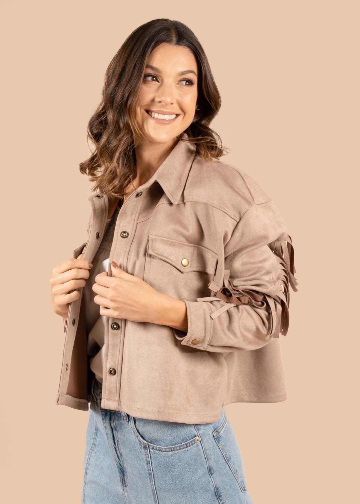 Chaqueta color camel con flecos 105191