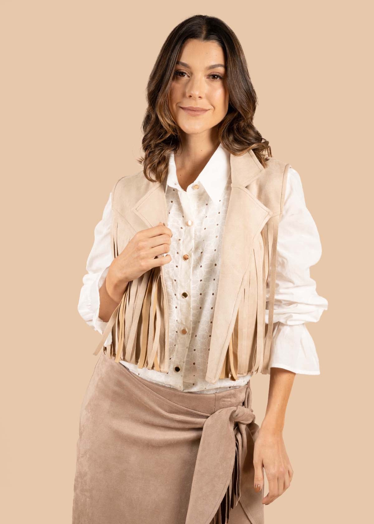 Chaleco color camel con flecos 105192