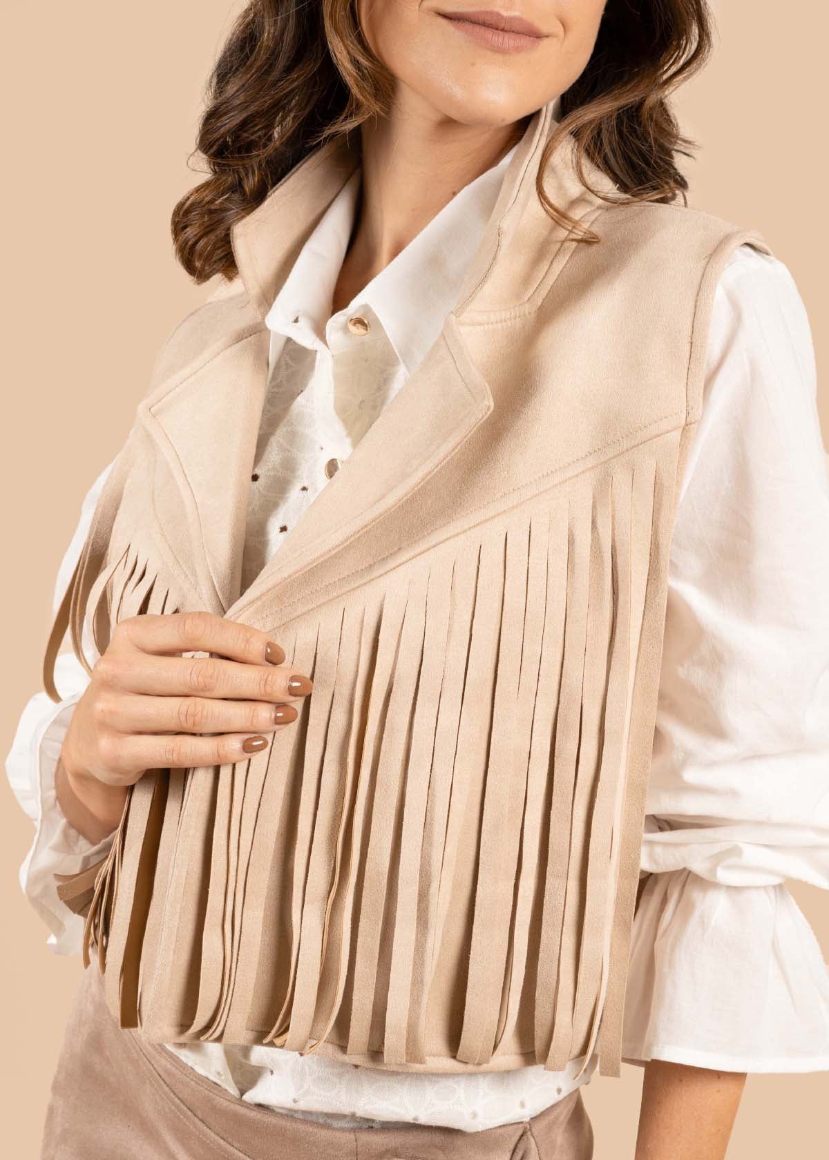Chaleco color camel con flecos 105192
