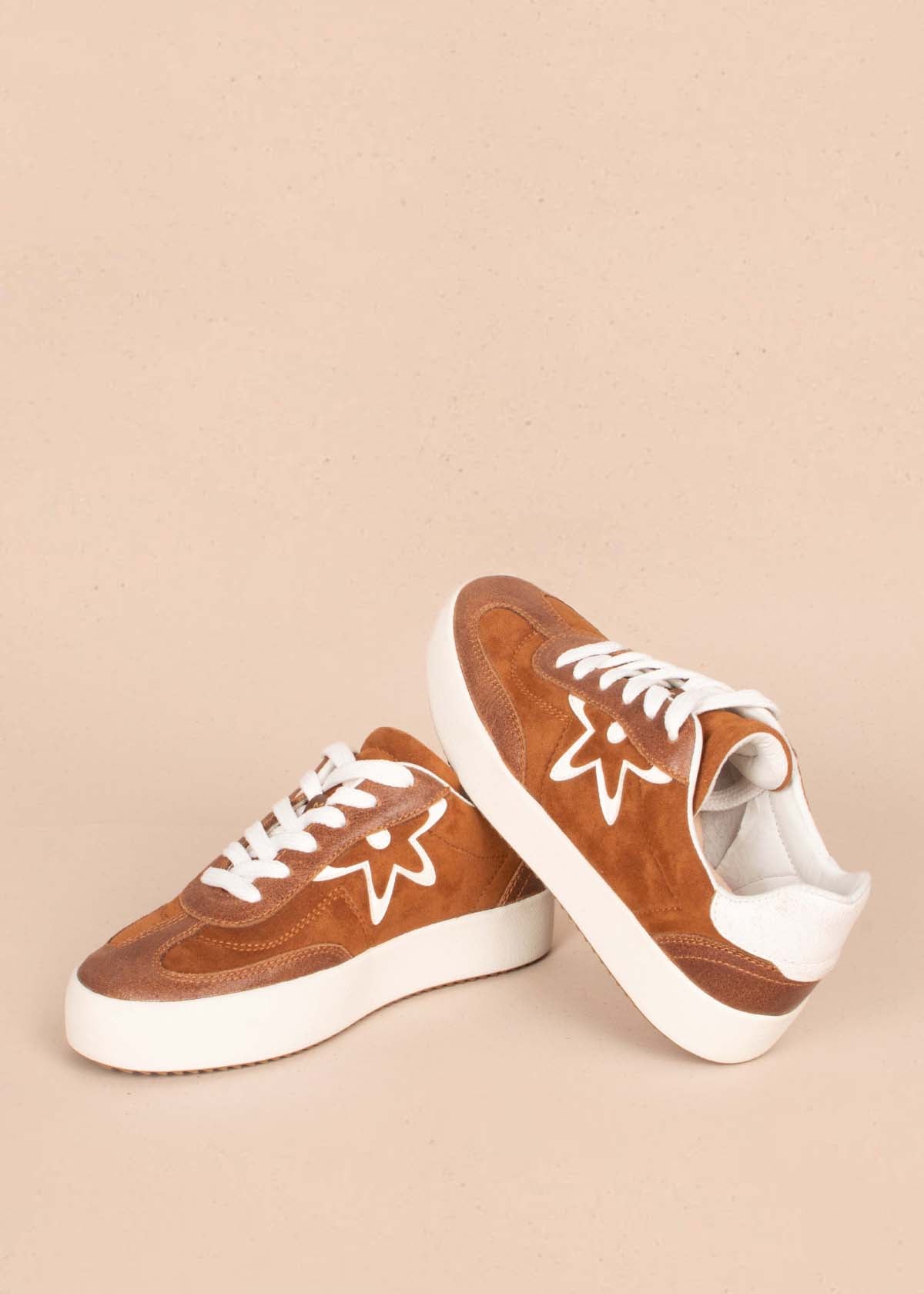 Tenis casuales en cuero miel con átomo COSMOS 105206