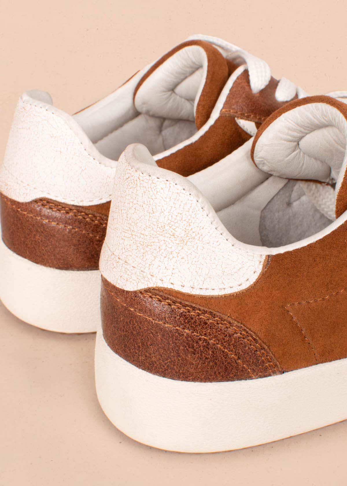 Tenis casuales en cuero miel con átomo COSMOS 105206