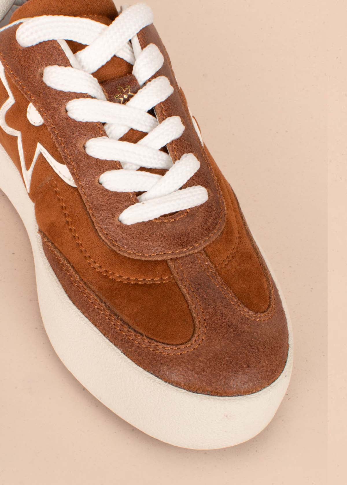 Tenis casuales en cuero miel con átomo COSMOS 105206