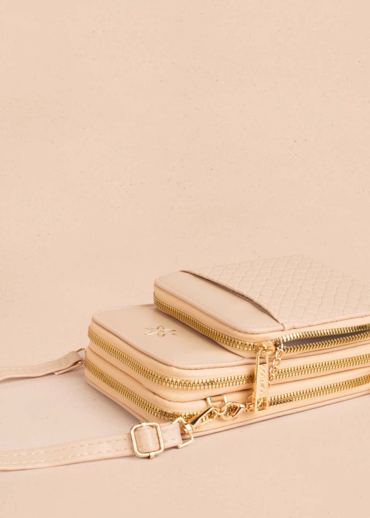 Porta celular color beige con textura croco 105252