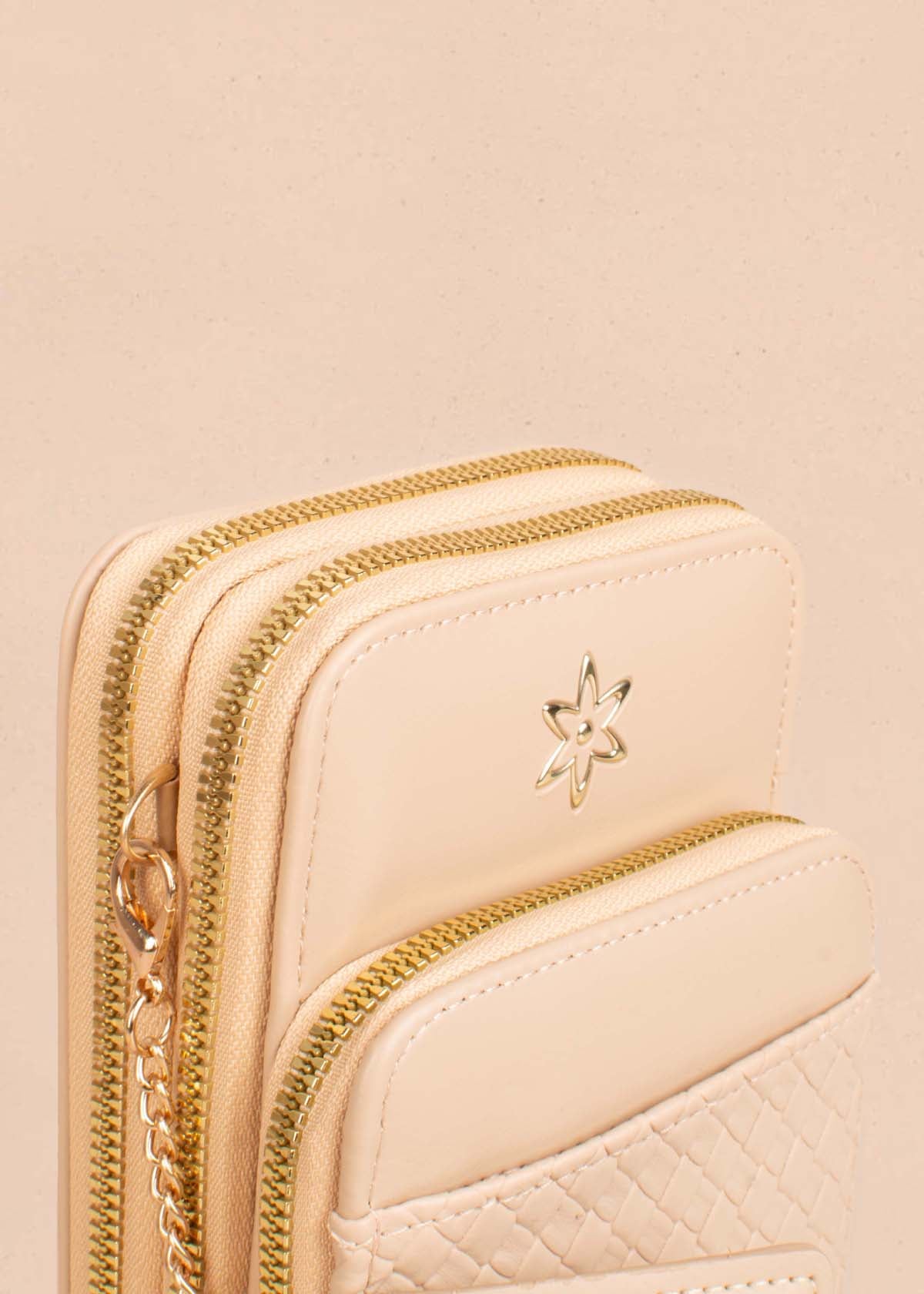 Porta celular color beige con textura croco 105252
