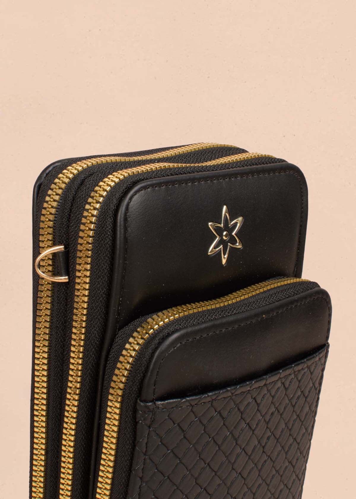 Porta celular color negro con textura croco 105252