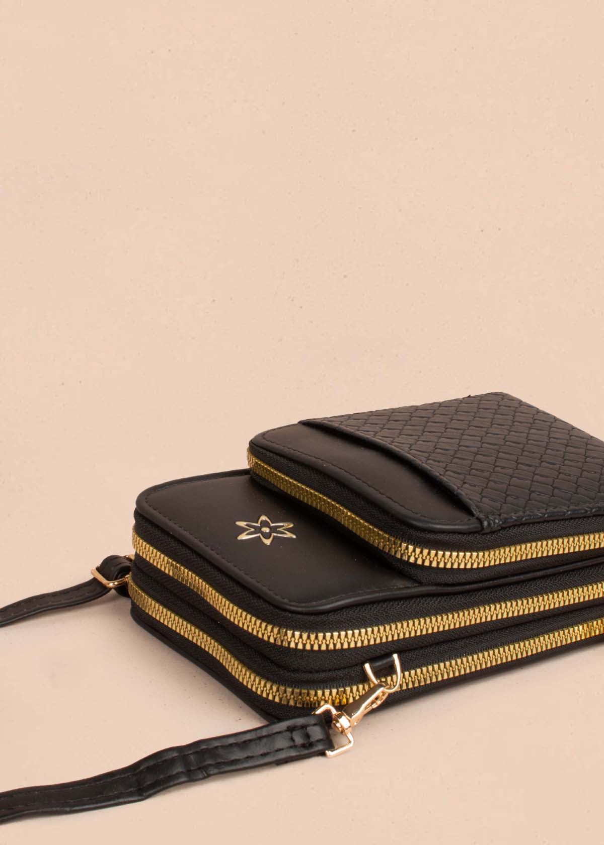 Porta celular color negro con textura croco 105252