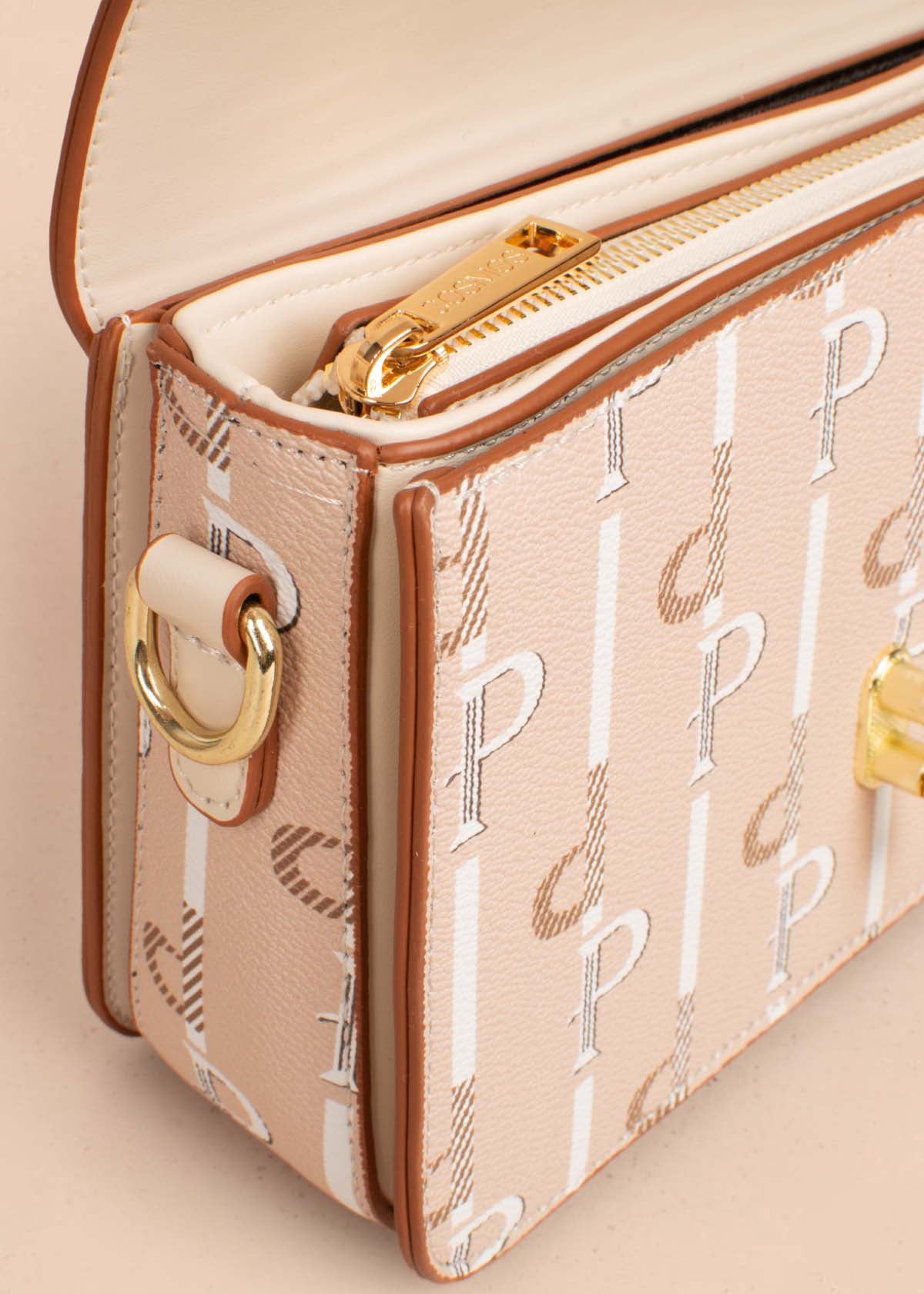 Bolso tipo bandolera color beige con estampado 105255