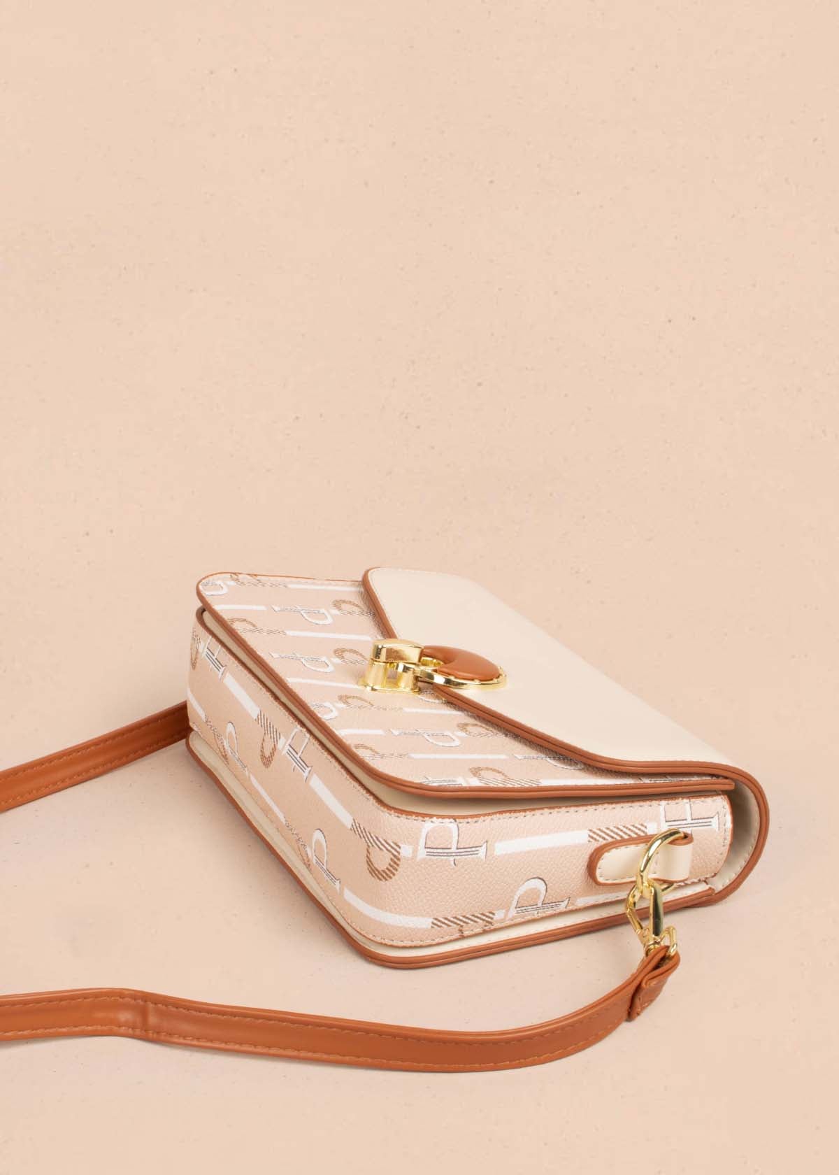 Bolso tipo bandolera color beige con estampado 105255