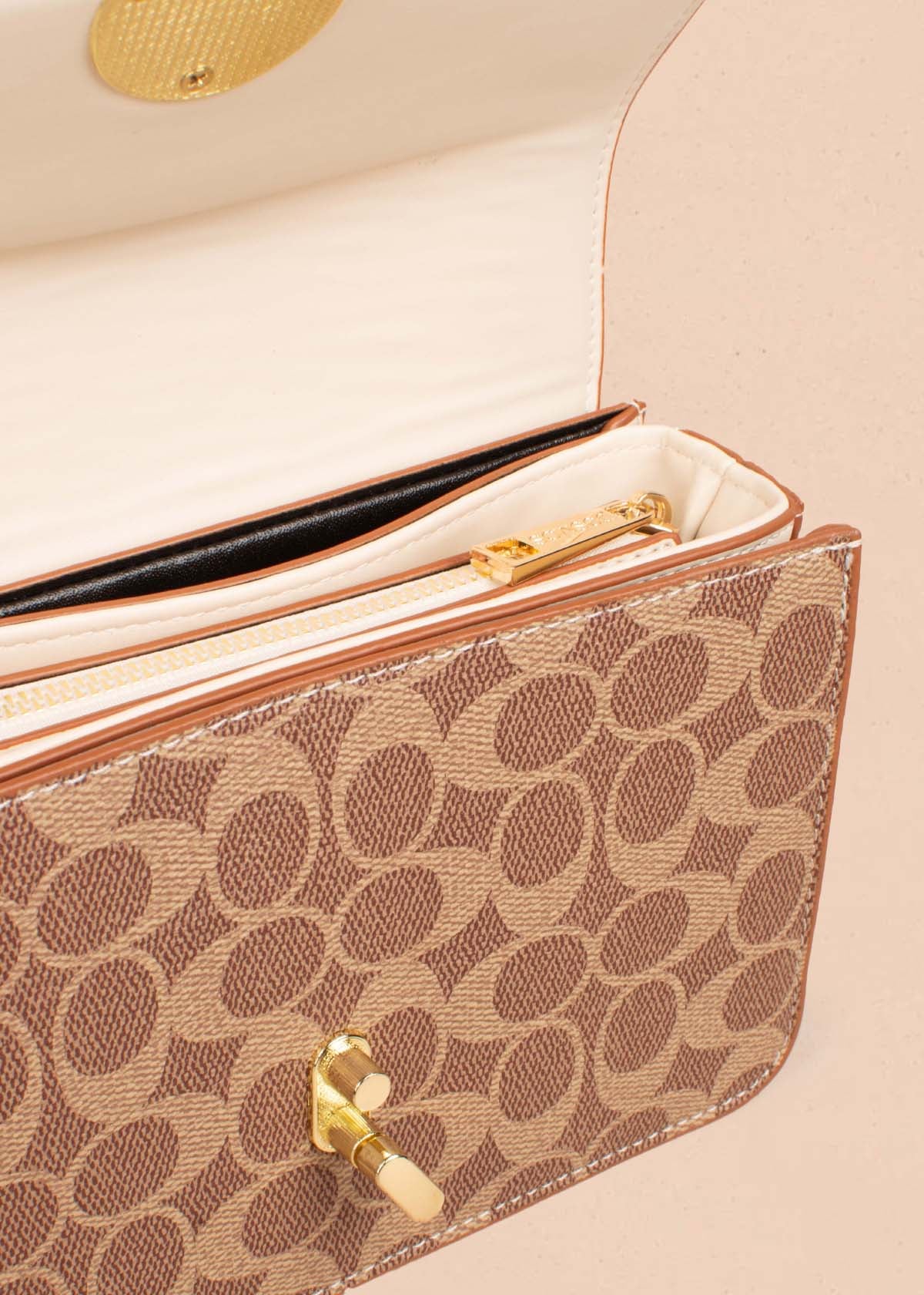 Bolso tipo bandolera color miel con estampado 105255