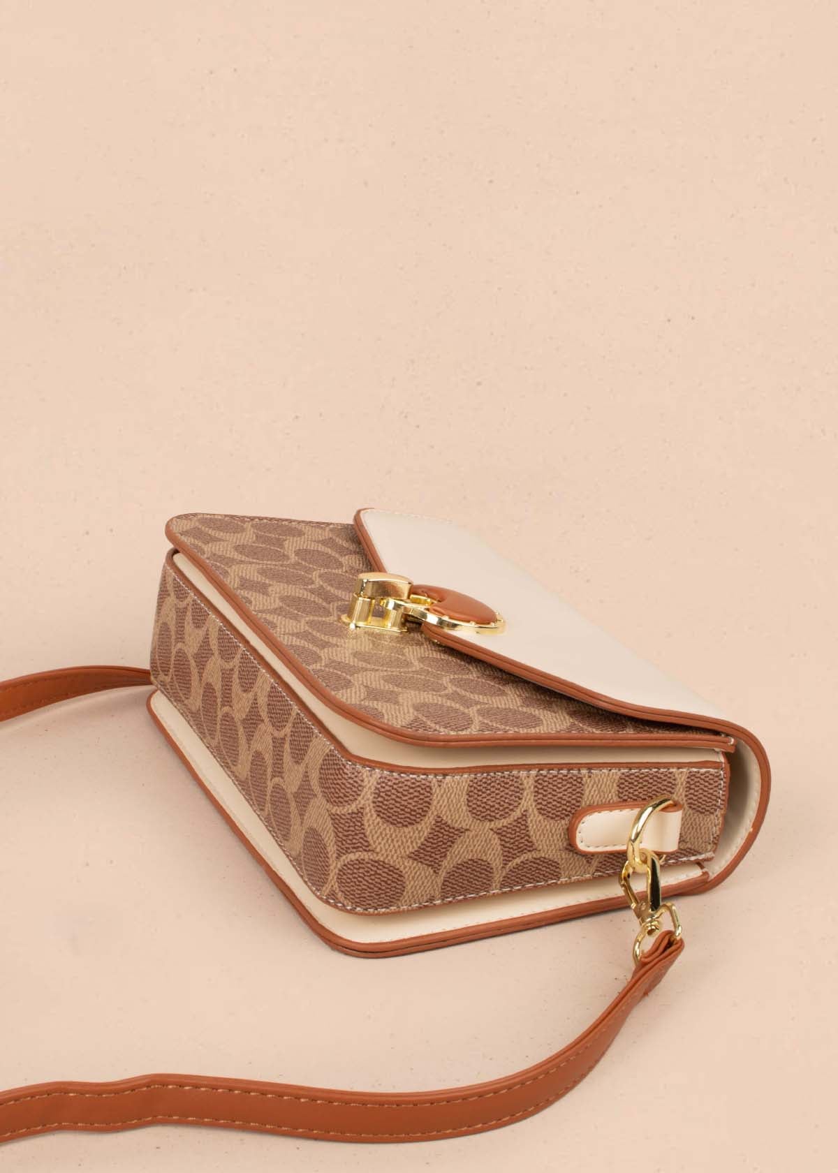 Bolso tipo bandolera color miel con estampado 105255