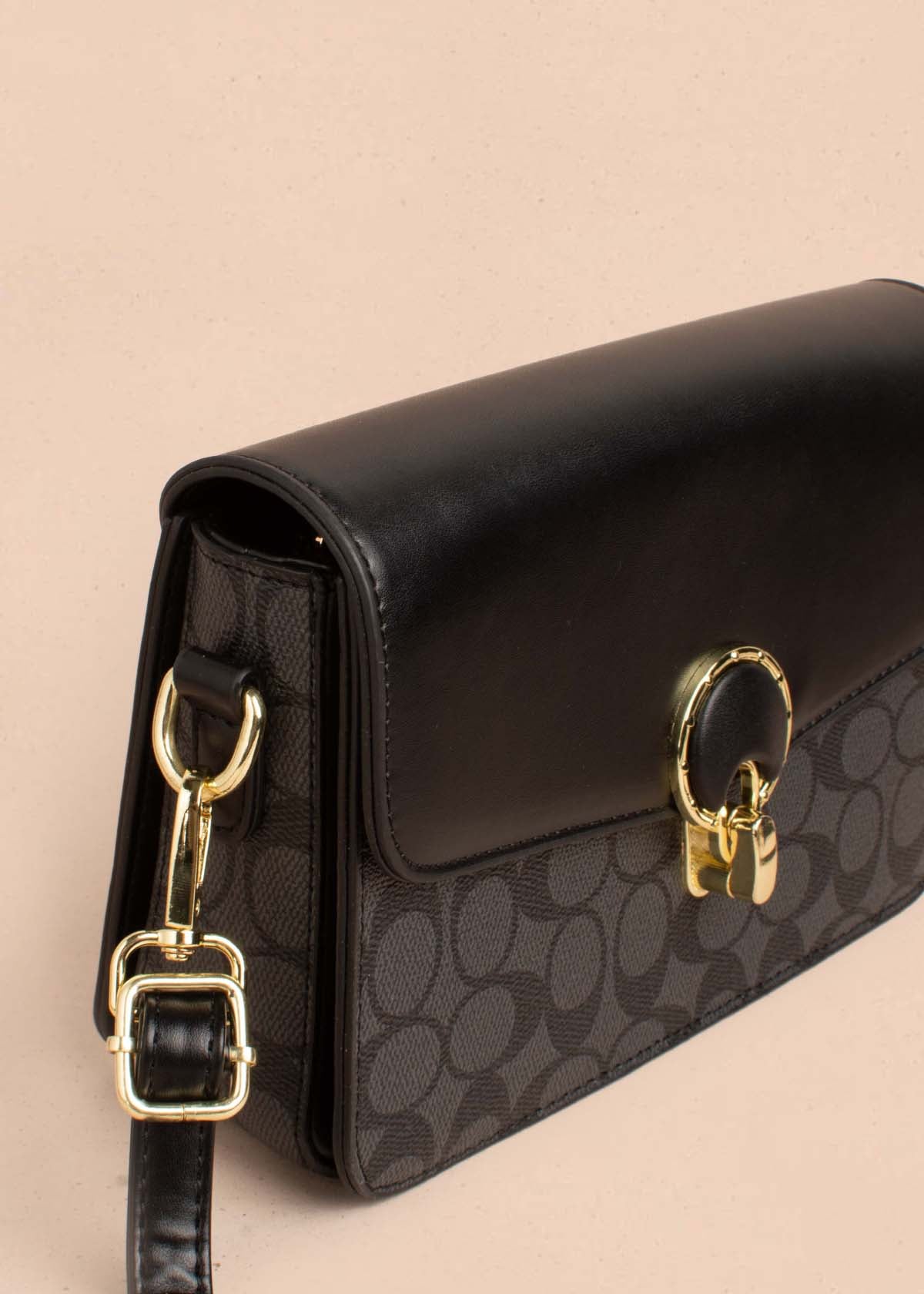 Bolso tipo bandolera color negro con estampado 105255