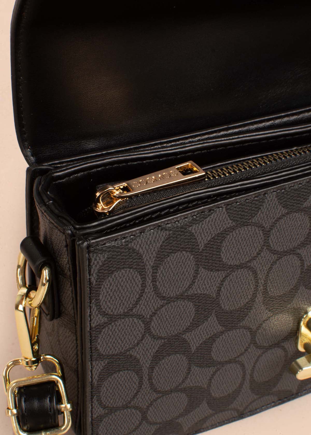 Bolso tipo bandolera color negro con estampado 105255