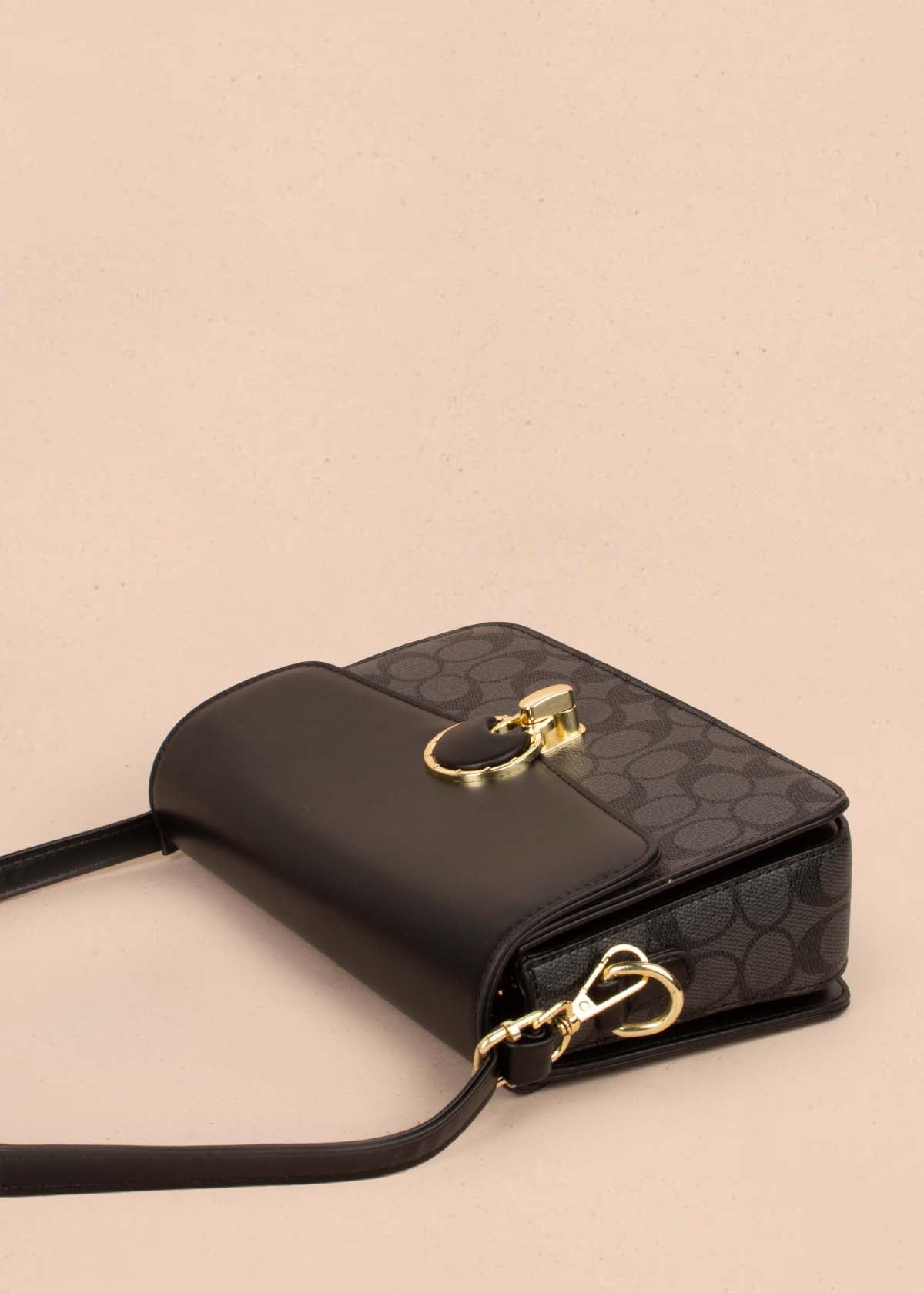 Bolso tipo bandolera color negro con estampado 105255
