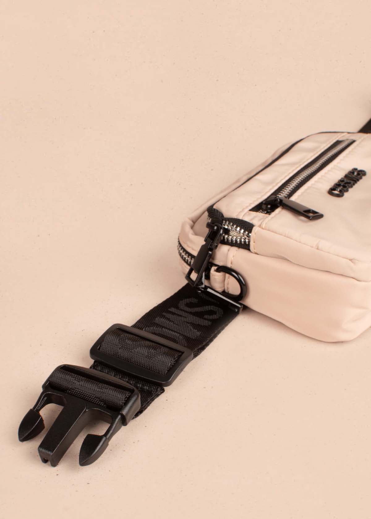 Bolso tipo bandolera color beige 105261