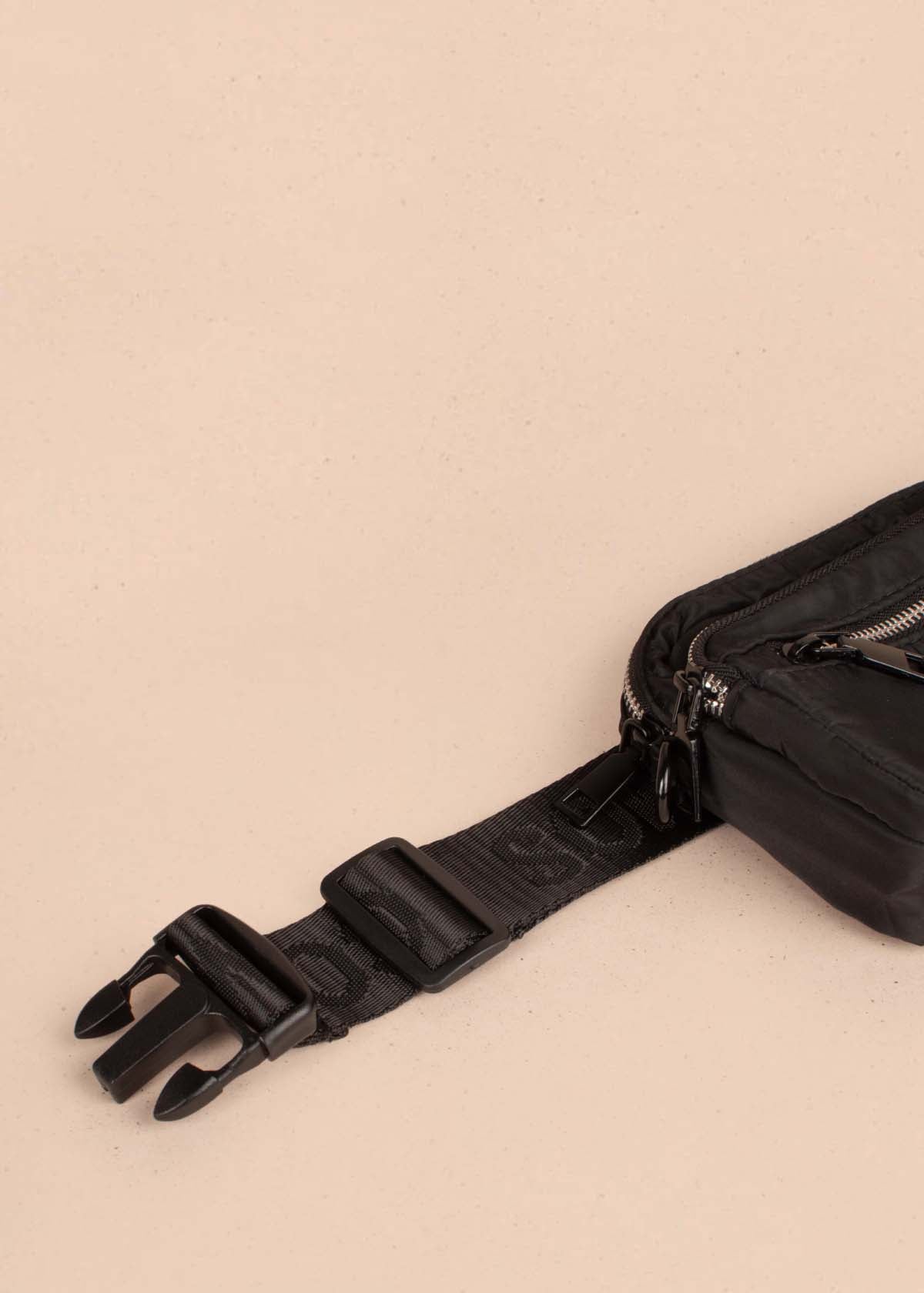 Bolso tipo bandolera color negro 105261