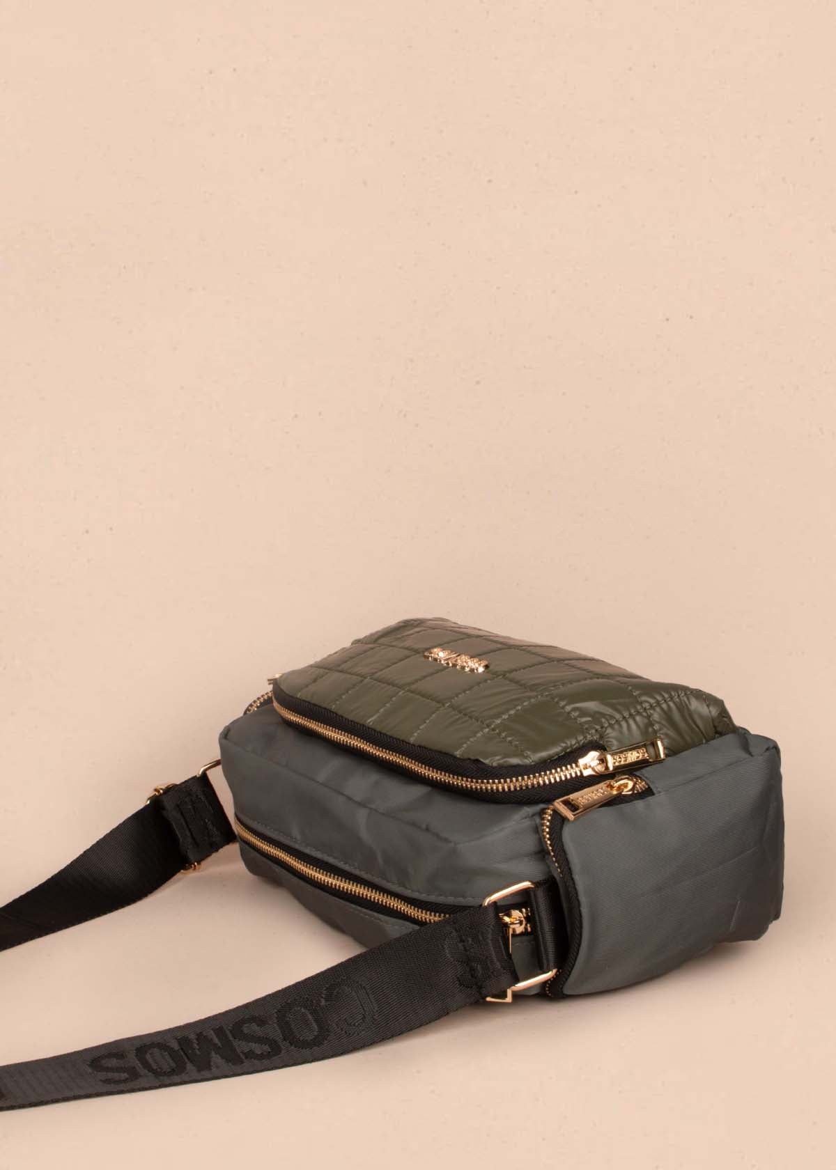 Bolso tipo bandolera color verde con costuras en cuadro 105265