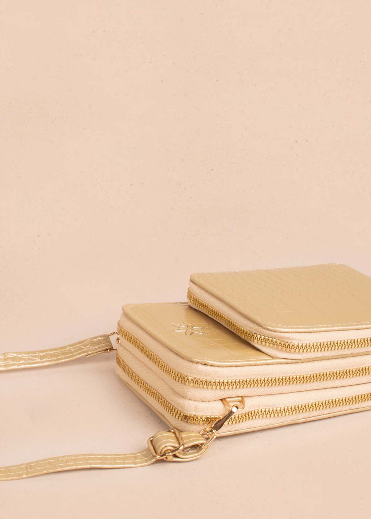 Bolso tipo bandolera color dorado con textura croco 105267