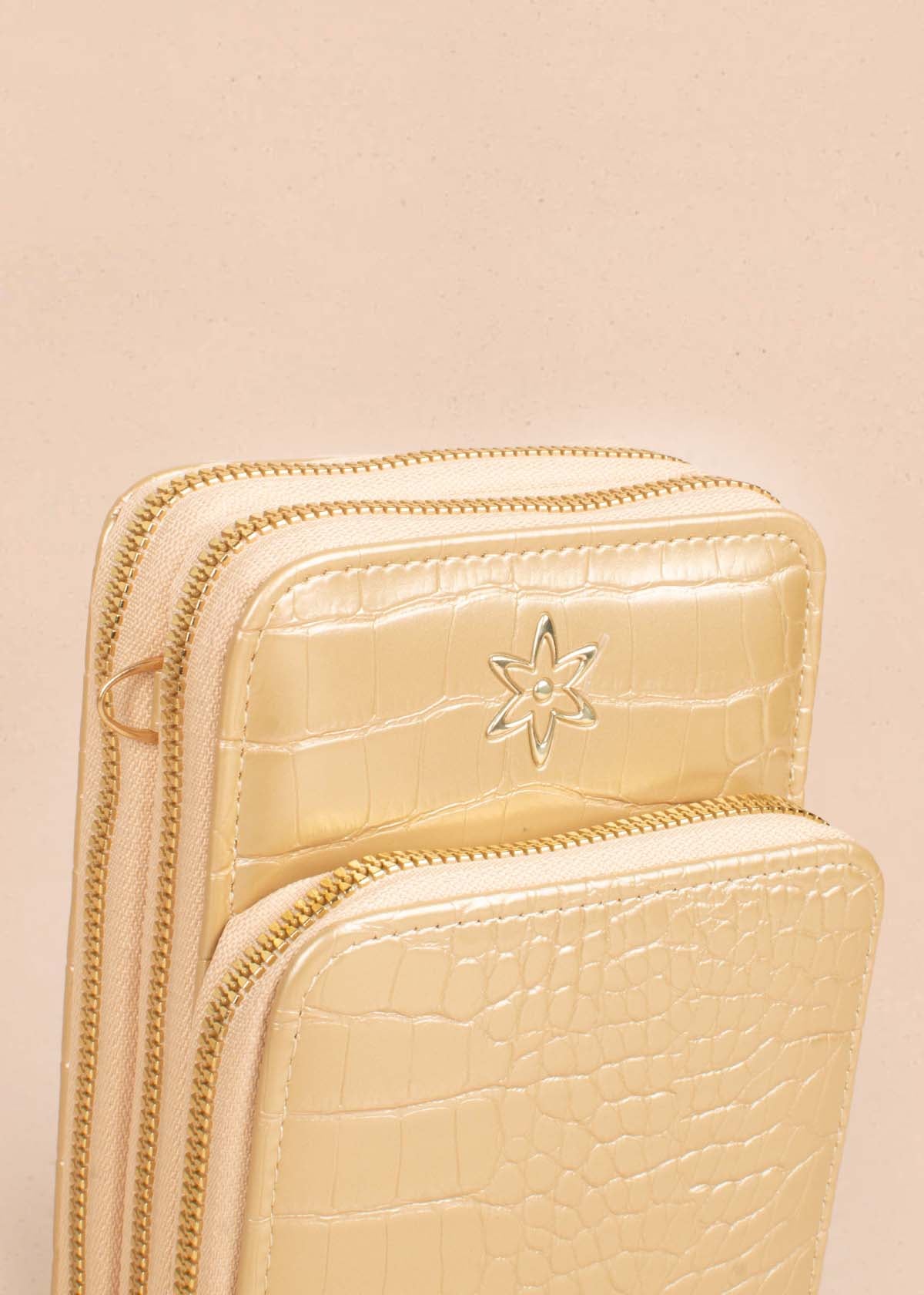 Bolso tipo bandolera color dorado con textura croco 105267