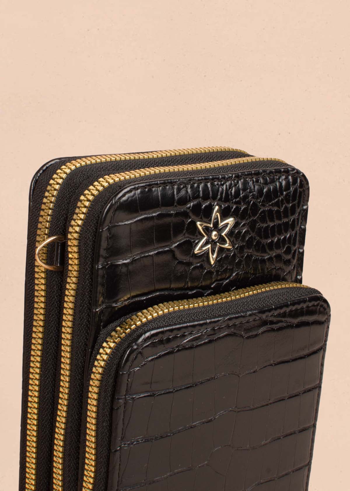 Bolso tipo bandolera color negro con textura croco 105267