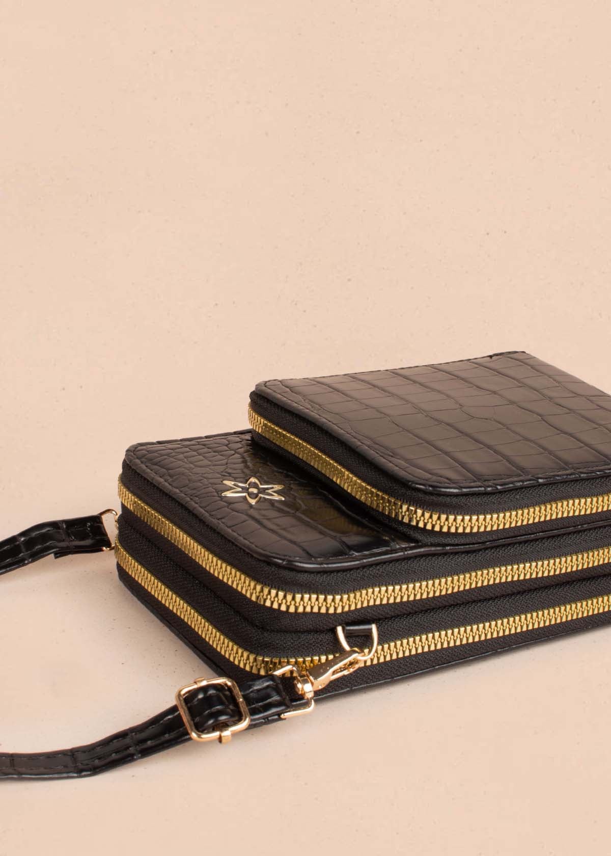 Bolso tipo bandolera color negro con textura croco 105267