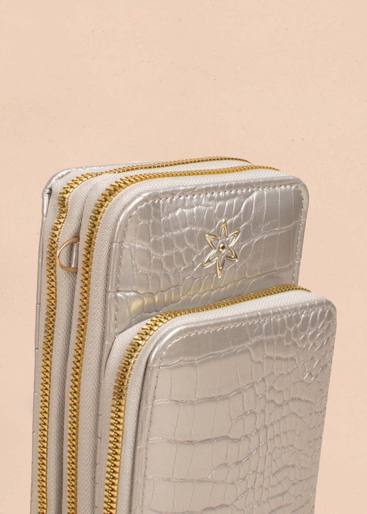Bolso tipo bandolera color plata con textura croco 105267