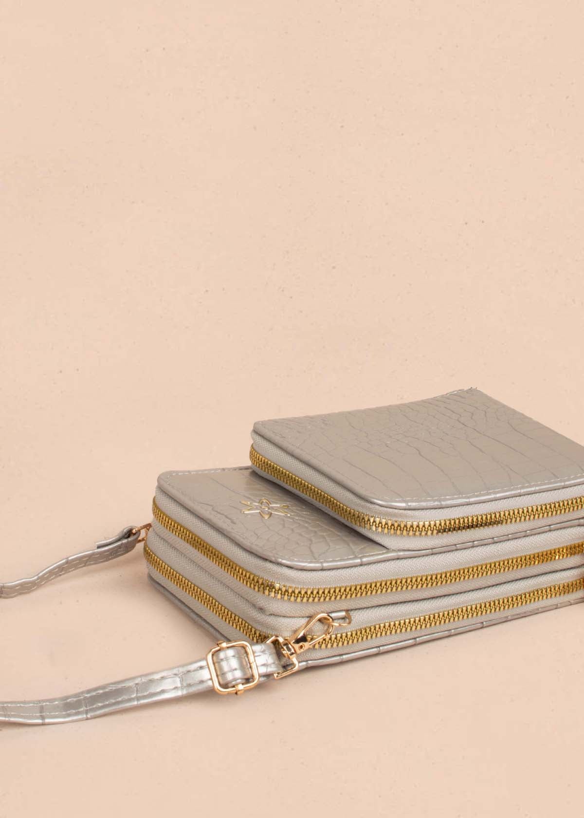 Bolso tipo bandolera color plata con textura croco 105267