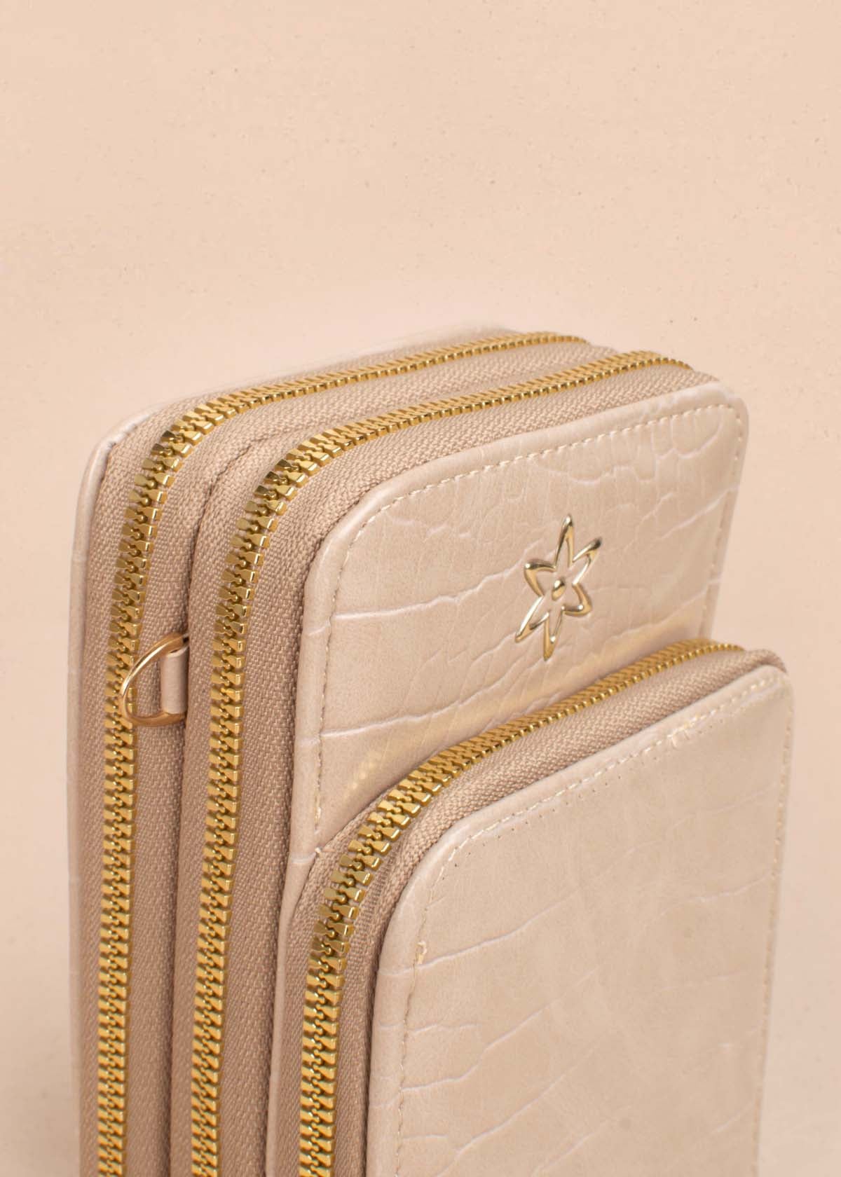 Bolso tipo bandolera color taupe con textura croco 105267