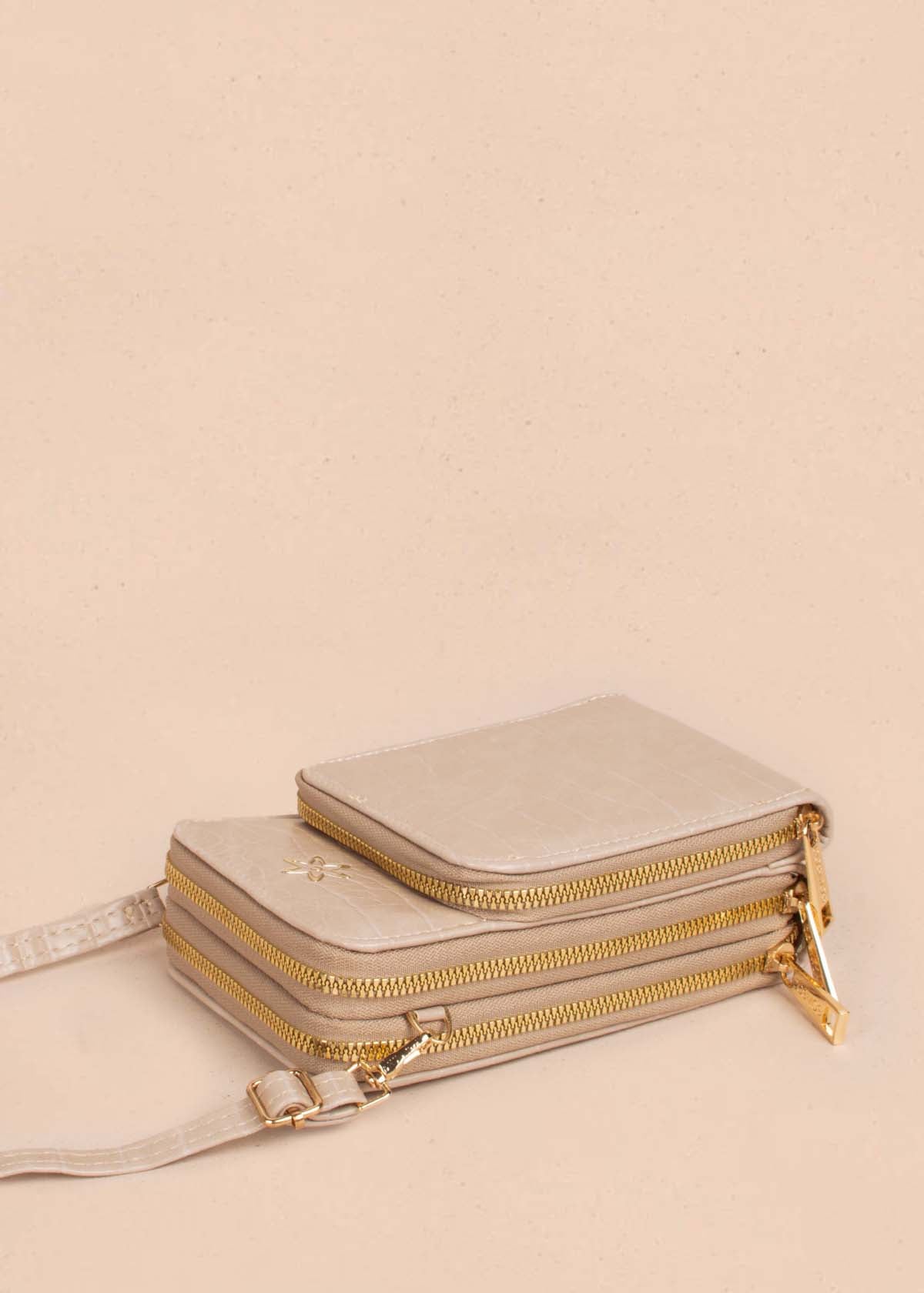 Bolso tipo bandolera color taupe con textura croco 105267