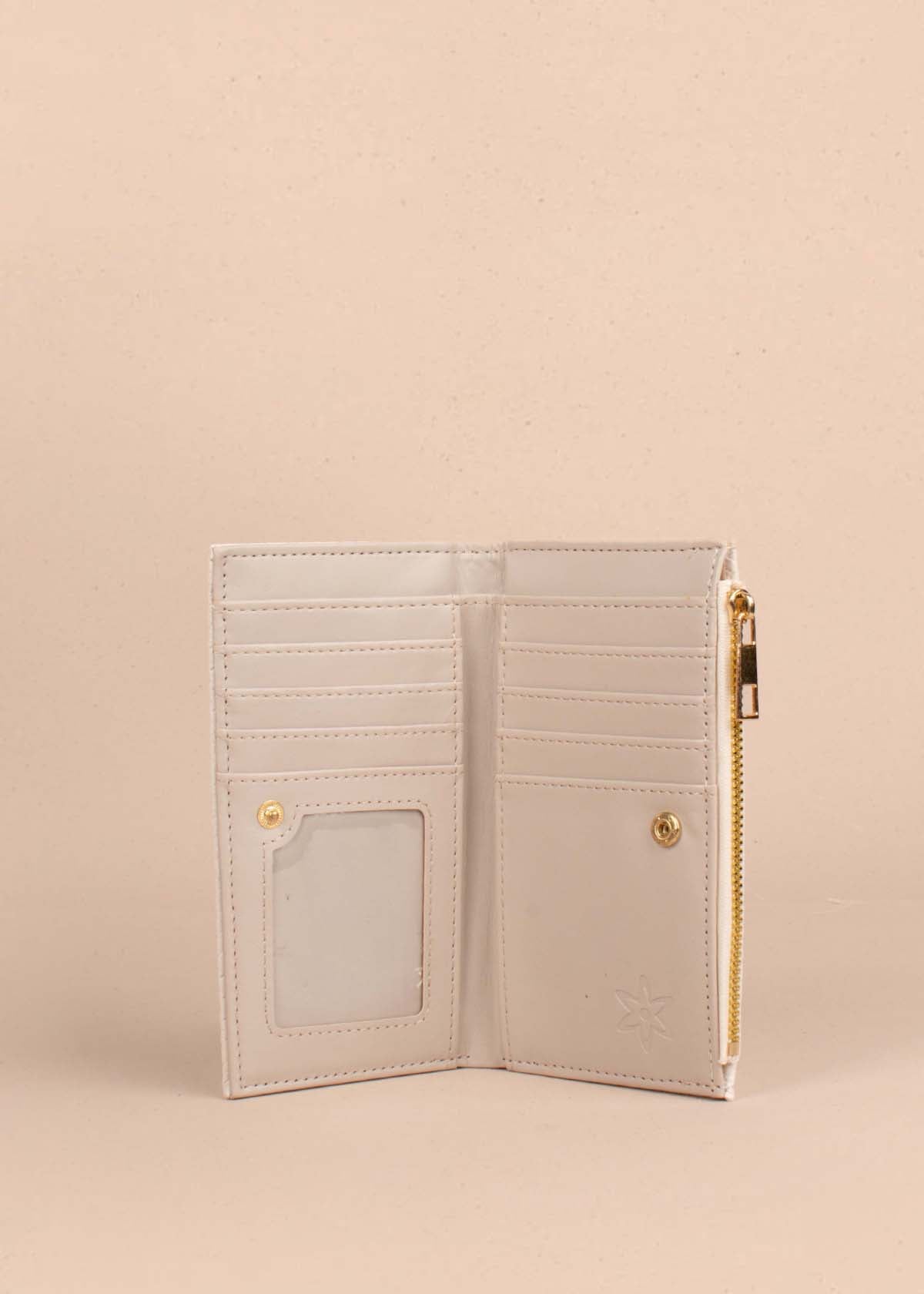 Billetera grande color crema con textura croco 105268