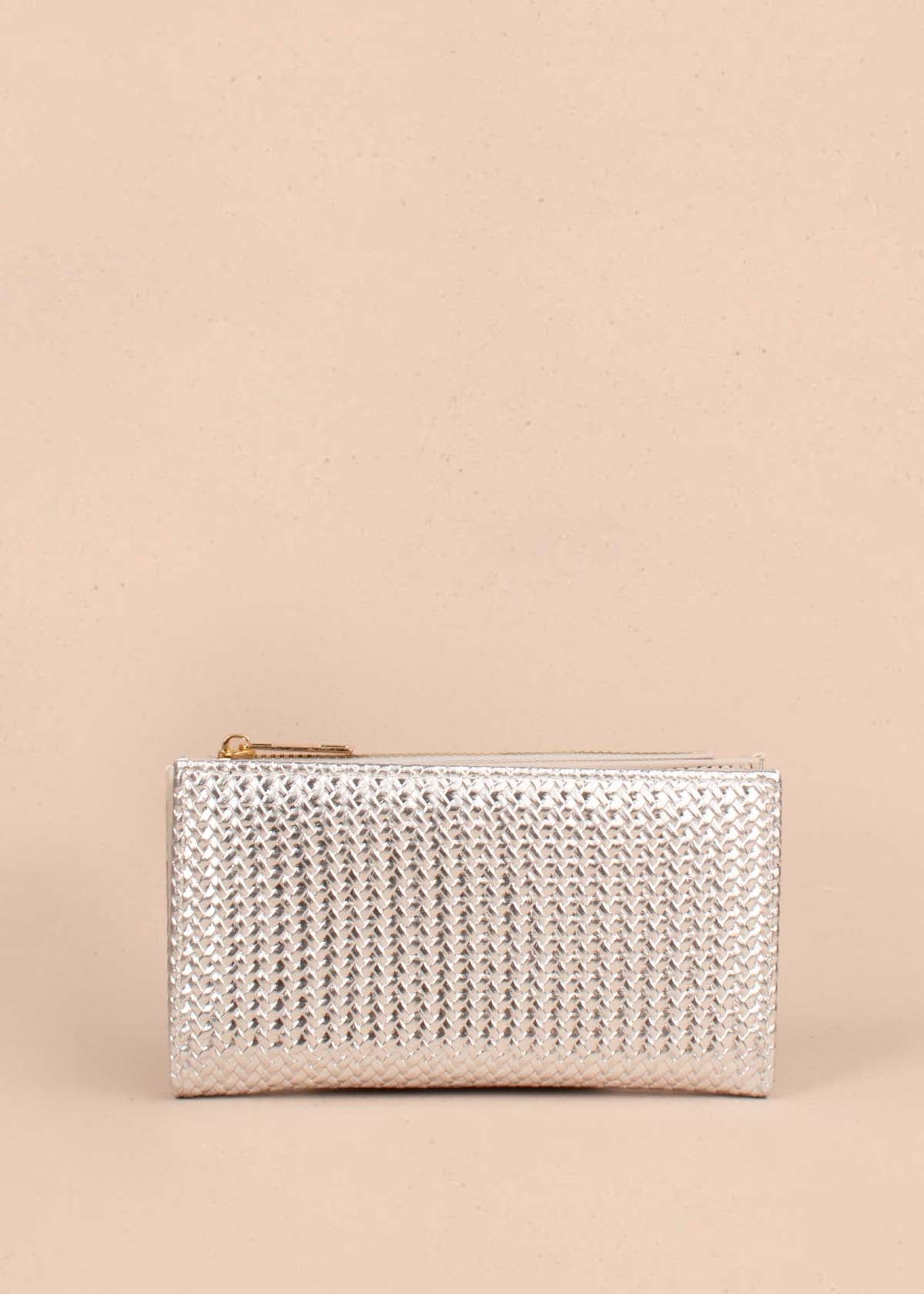 Billetera grande color plata con textura croco 105268