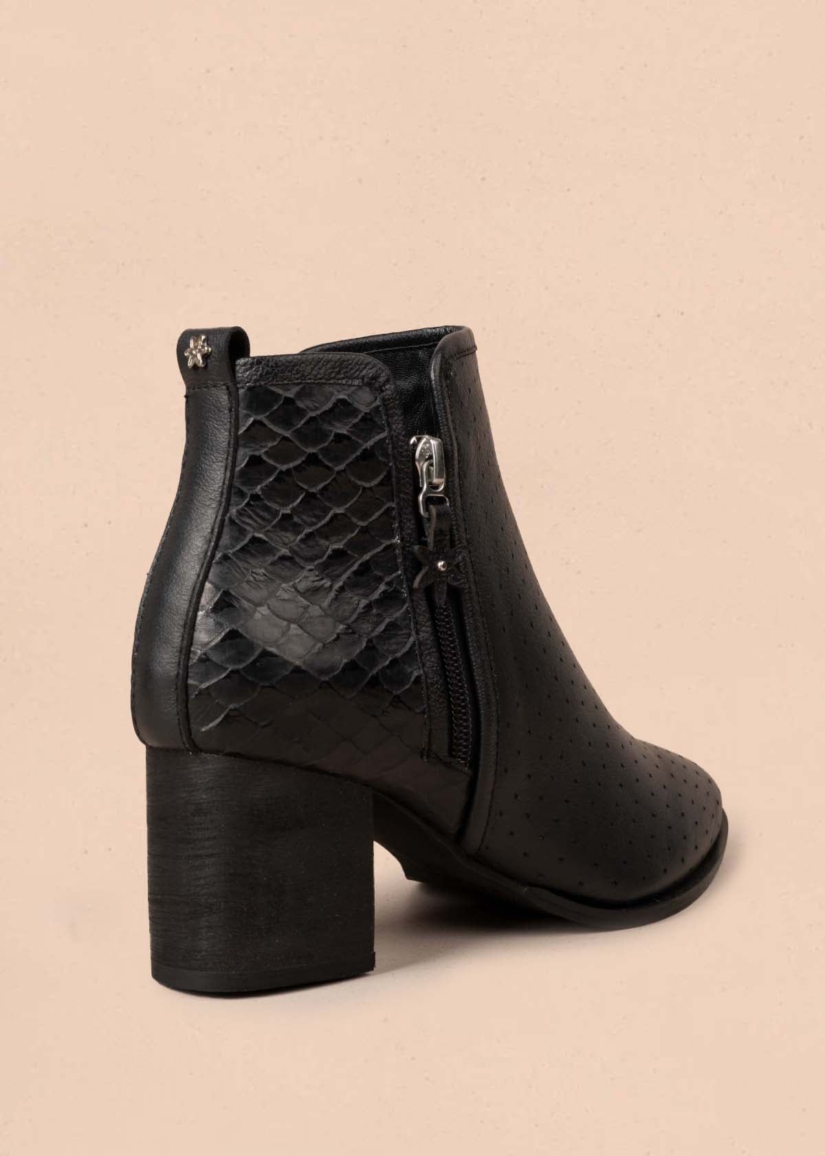 Botines en cuero color negro con textura croco y perforaciones 105270