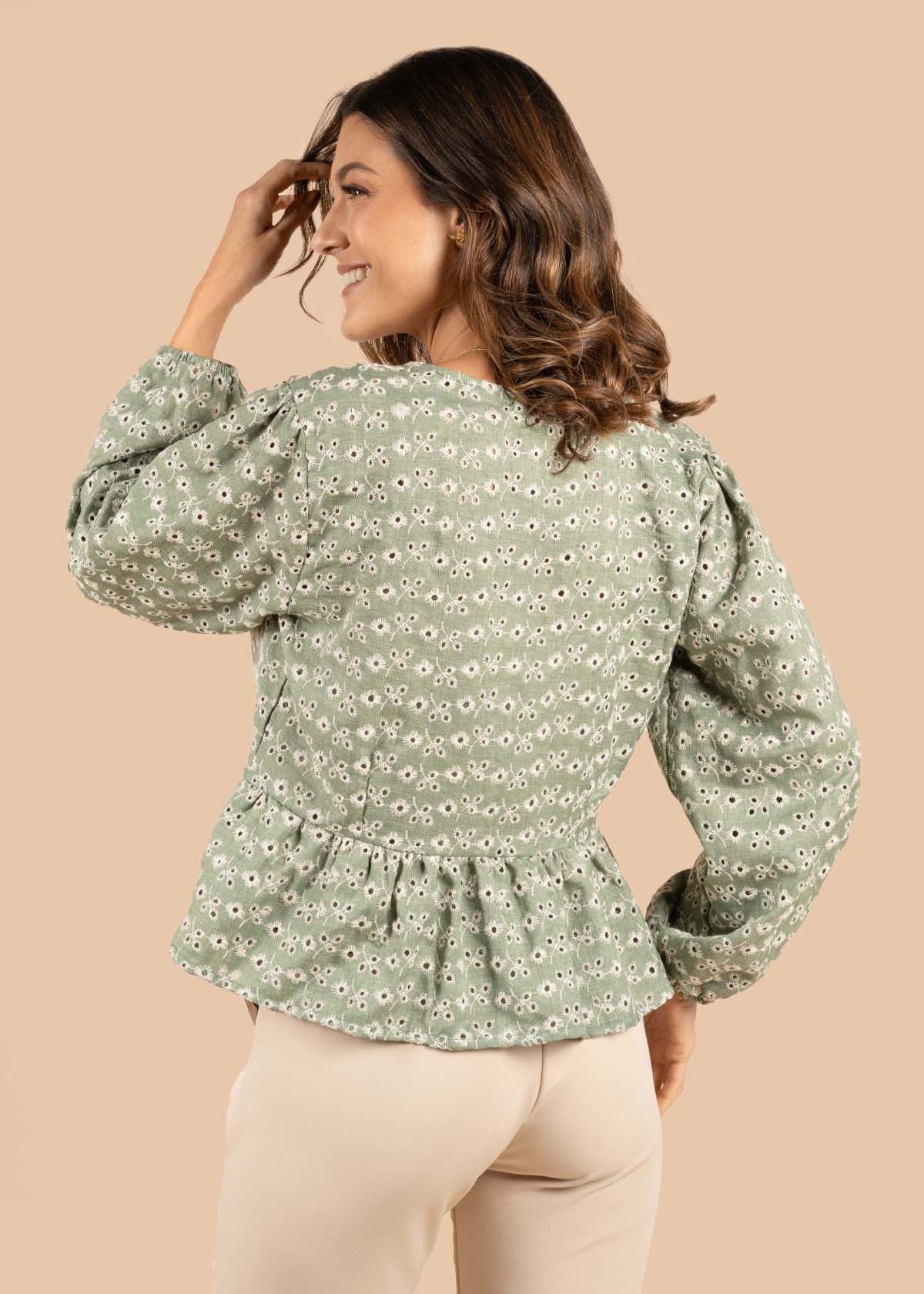 Blusa en ojalillo color verde con moños 105272