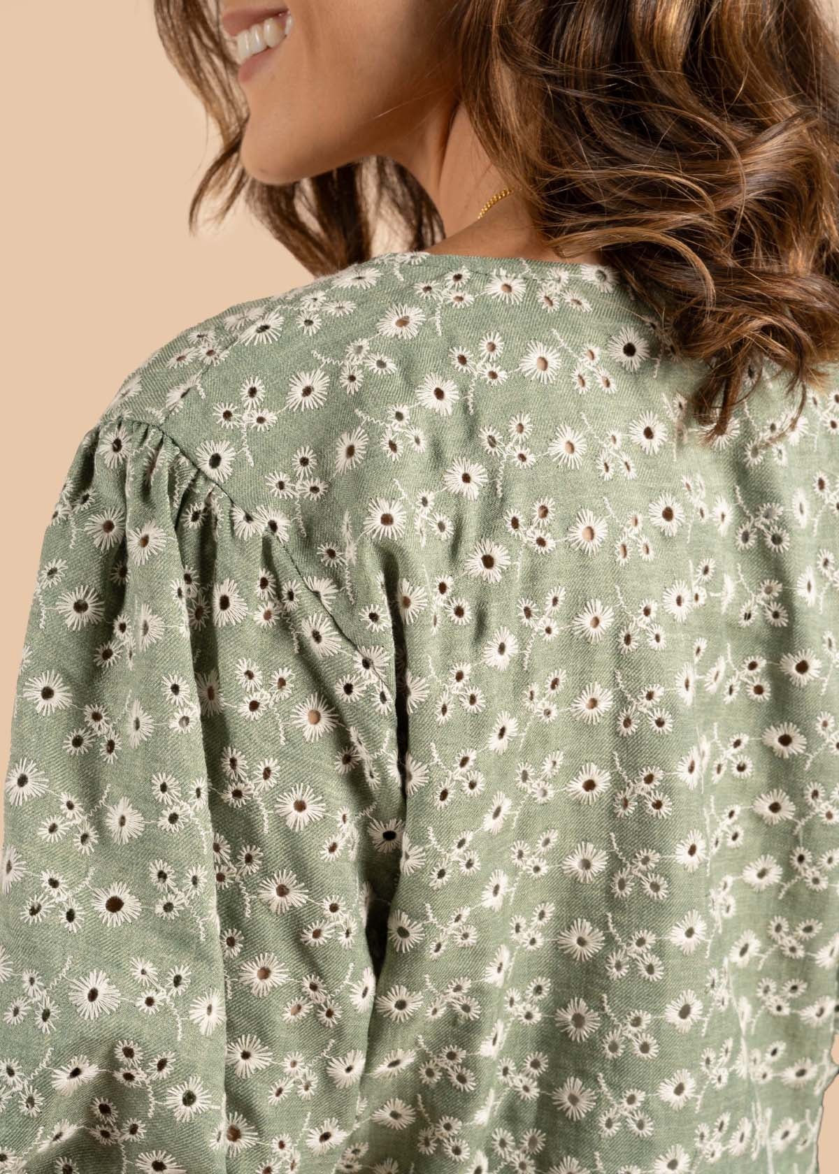 Blusa en ojalillo color verde con moños 105272