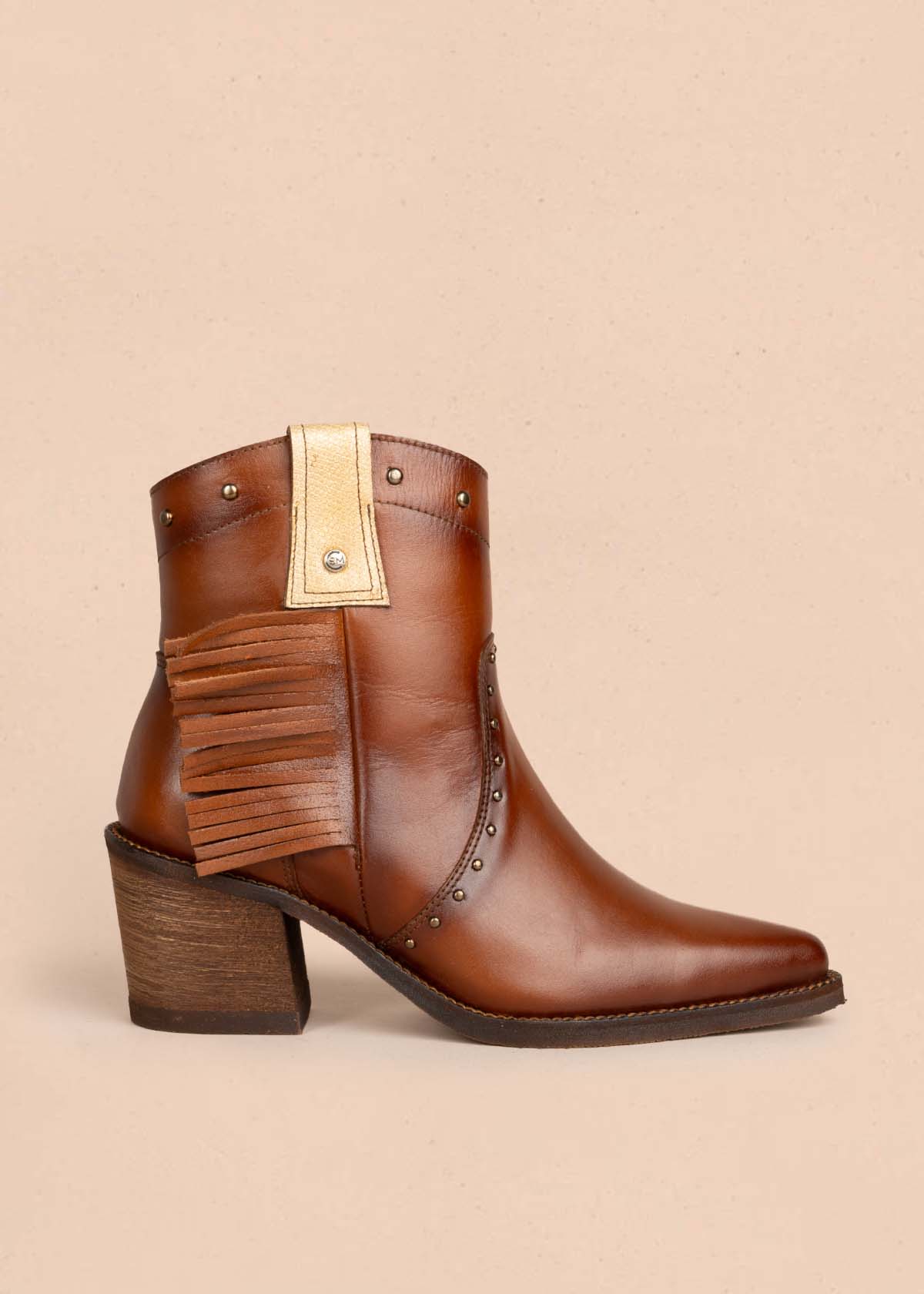 Botines en cuero color miel con taches y flecos 105273