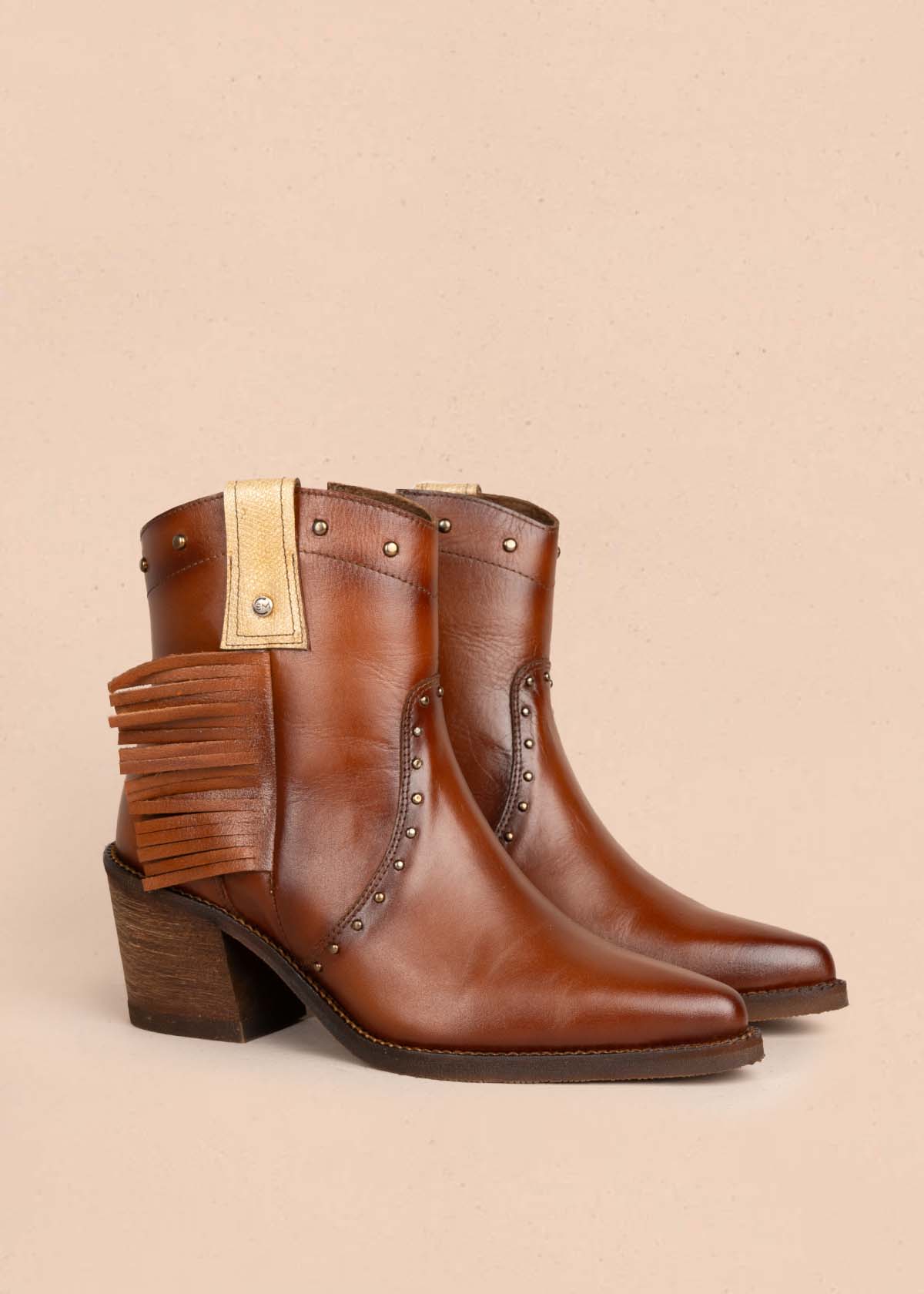 Botines en cuero color miel con taches y flecos 105273