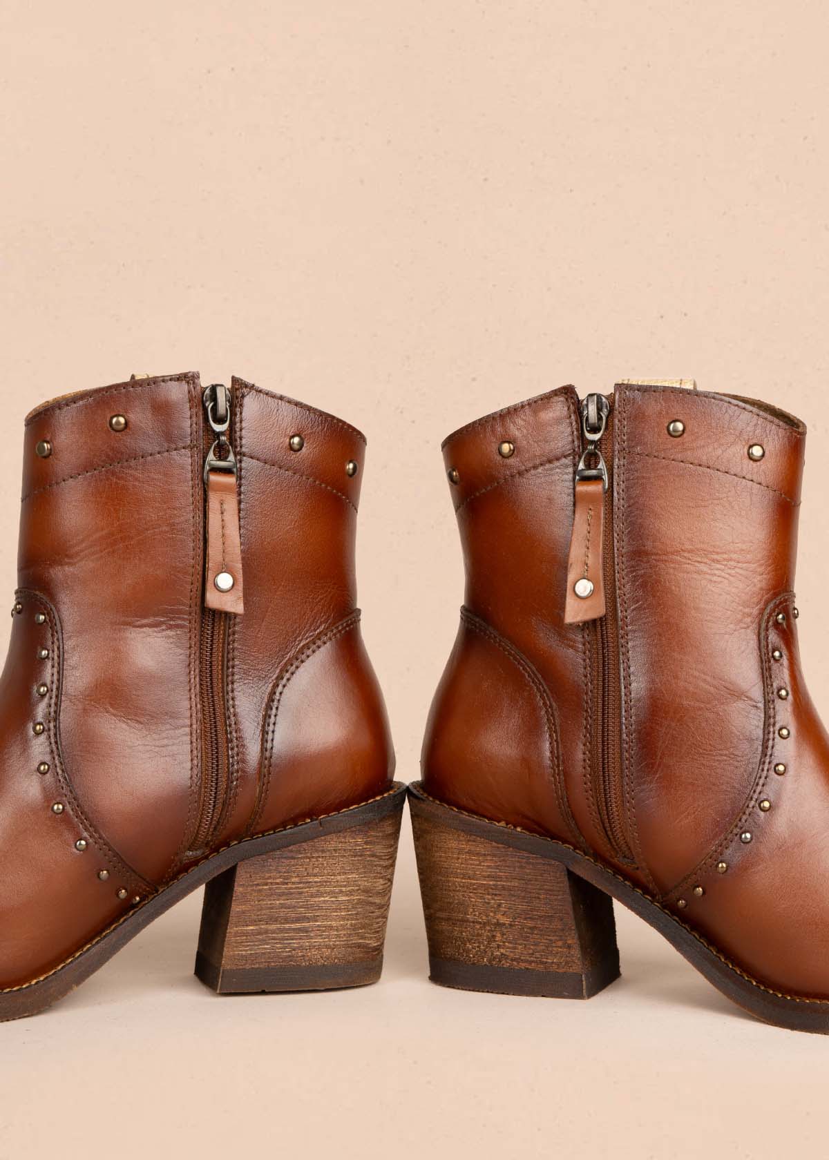 Botines en cuero color miel con taches y flecos 105273